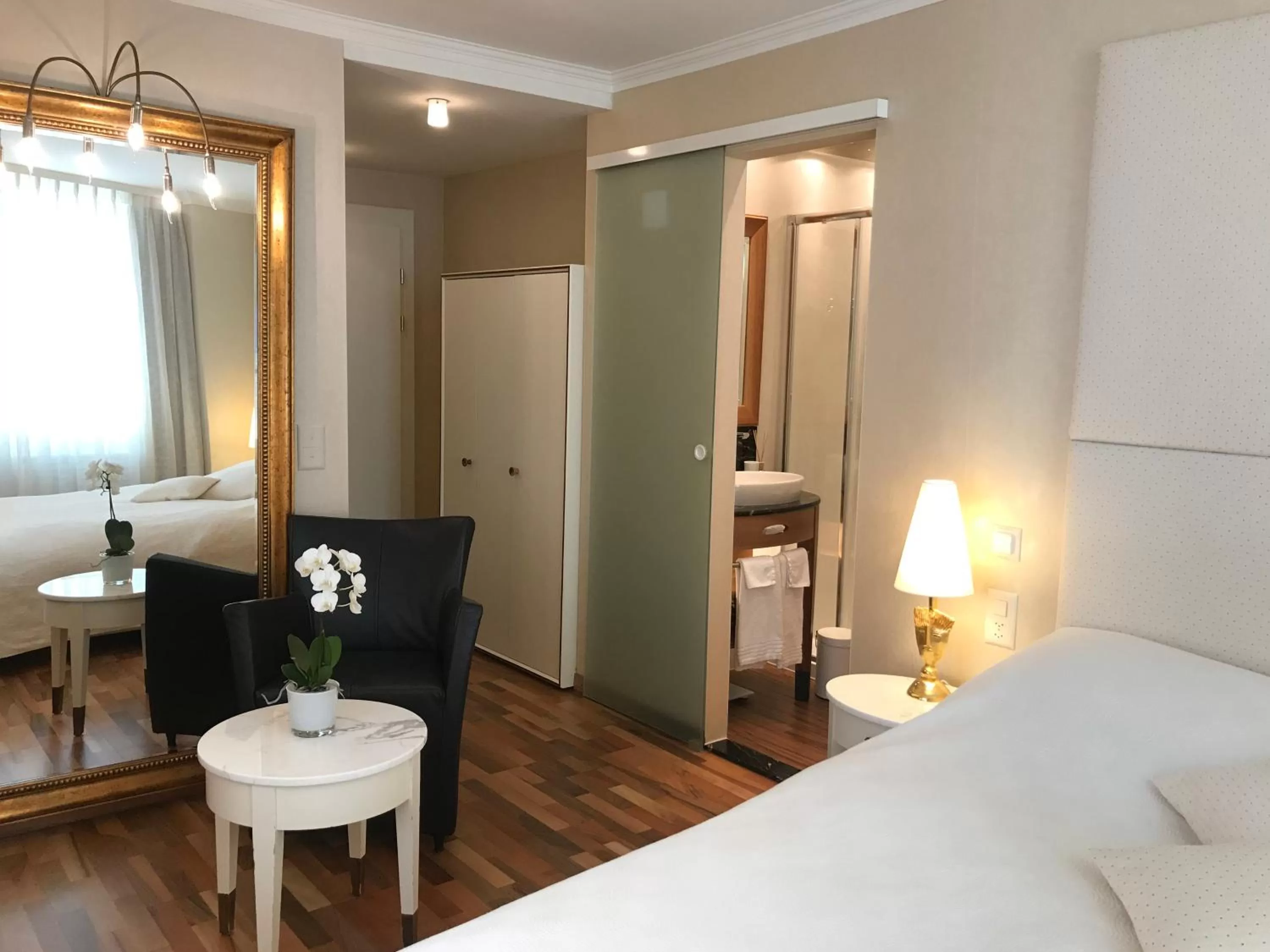 Bathroom, Bed in Hotel des Balances