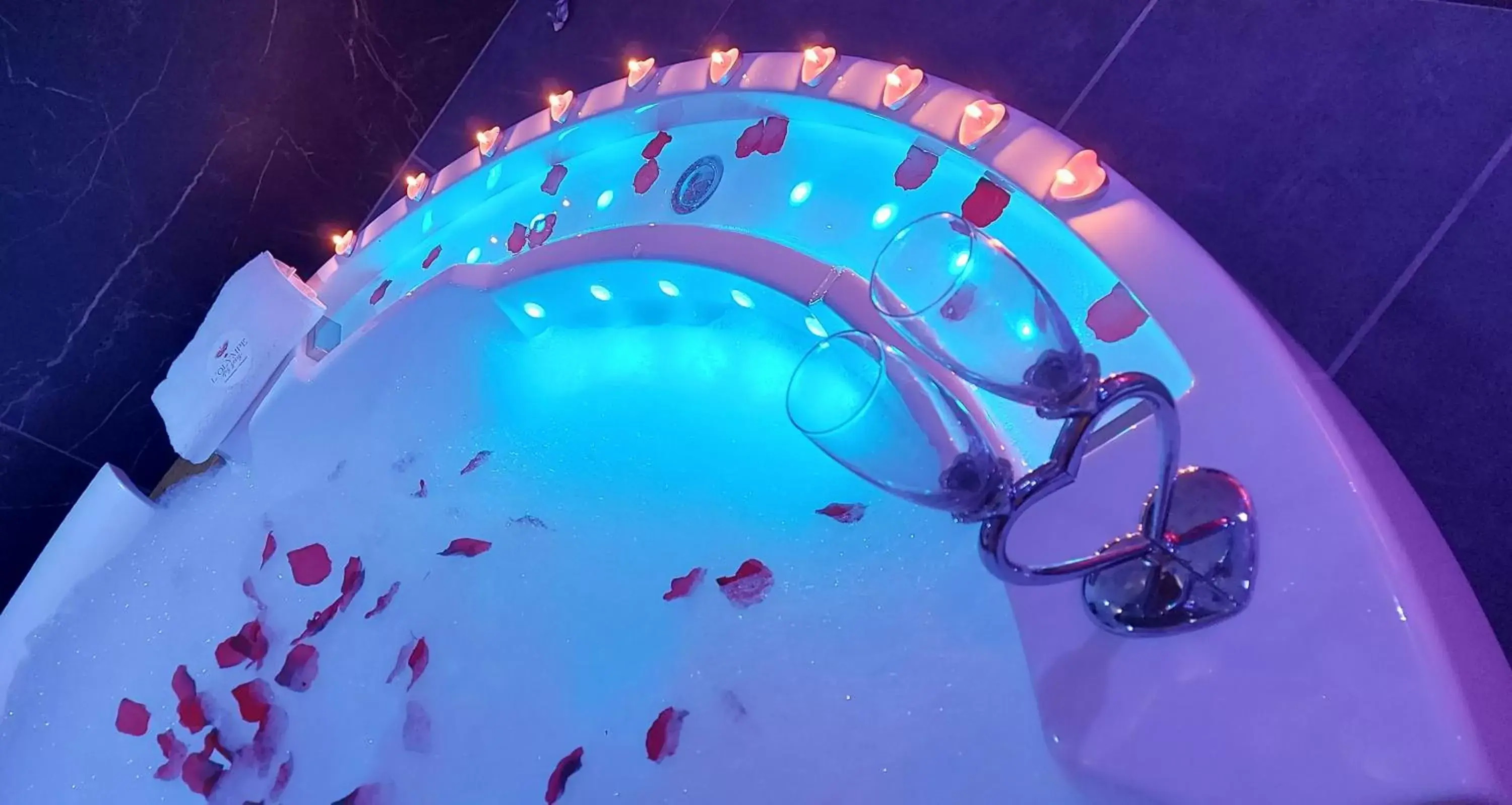 Hot Tub, Swimming Pool in L'OLYMPE DES SENS