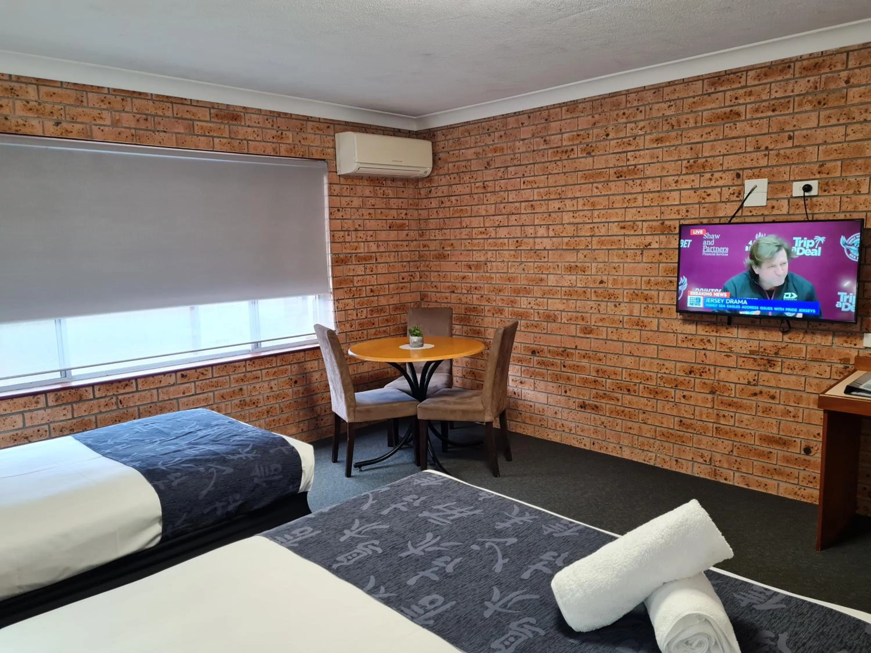 Dining area, Bed in Marco Polo Motor Inn Taree