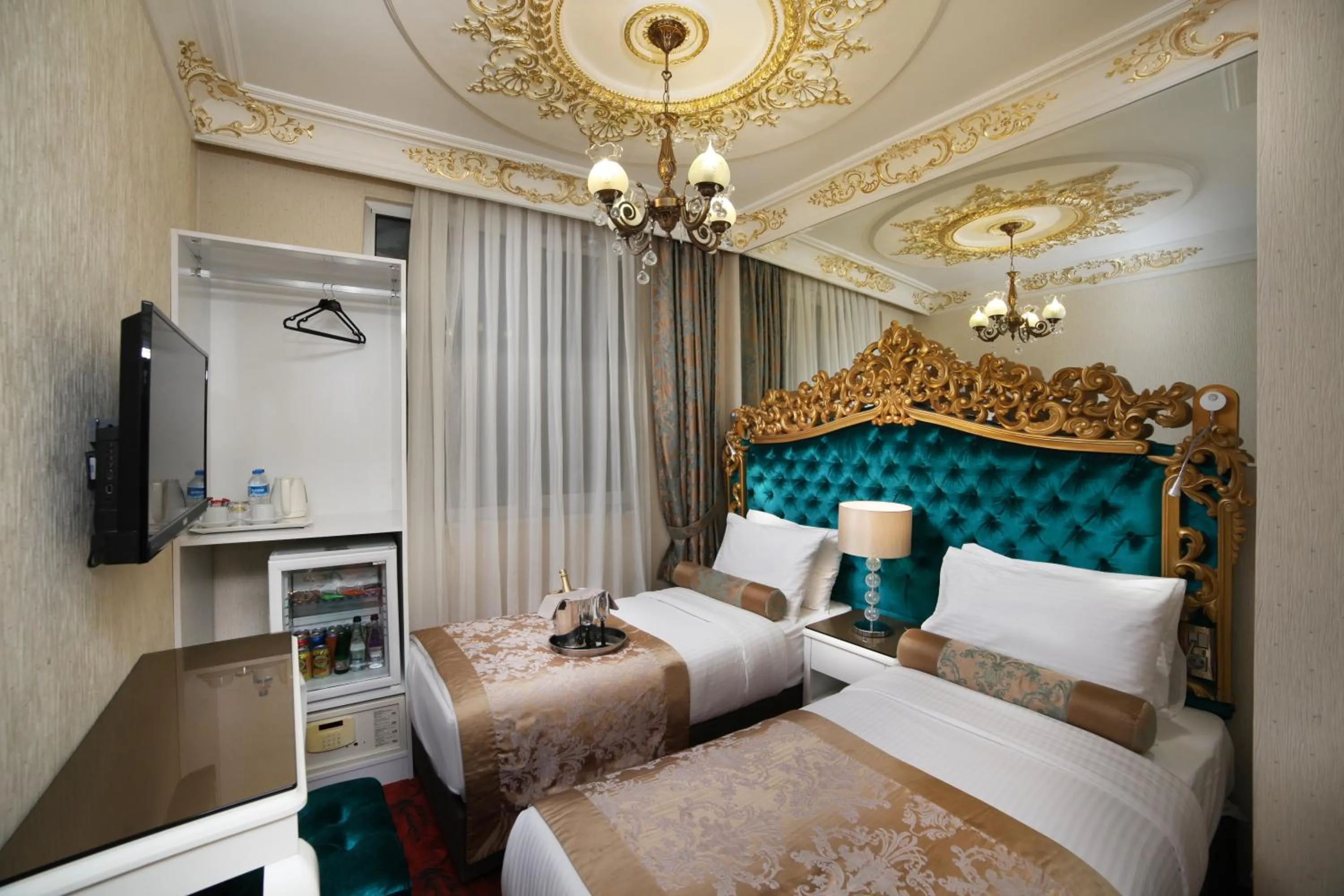 Photo of the whole room, Bed in White Monarch Hotel