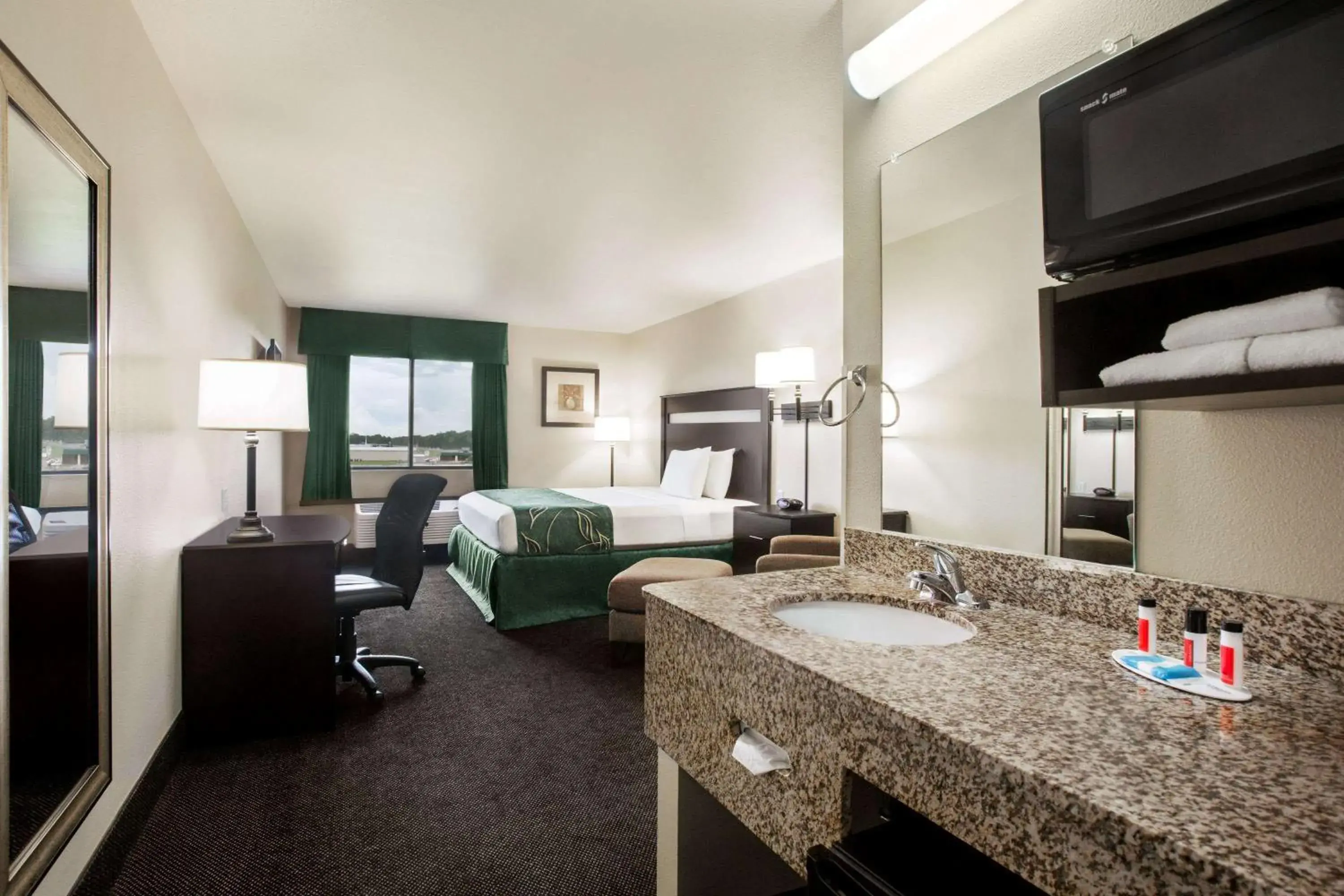 Photo of the whole room, Bathroom in Travelodge by Wyndham Livonia