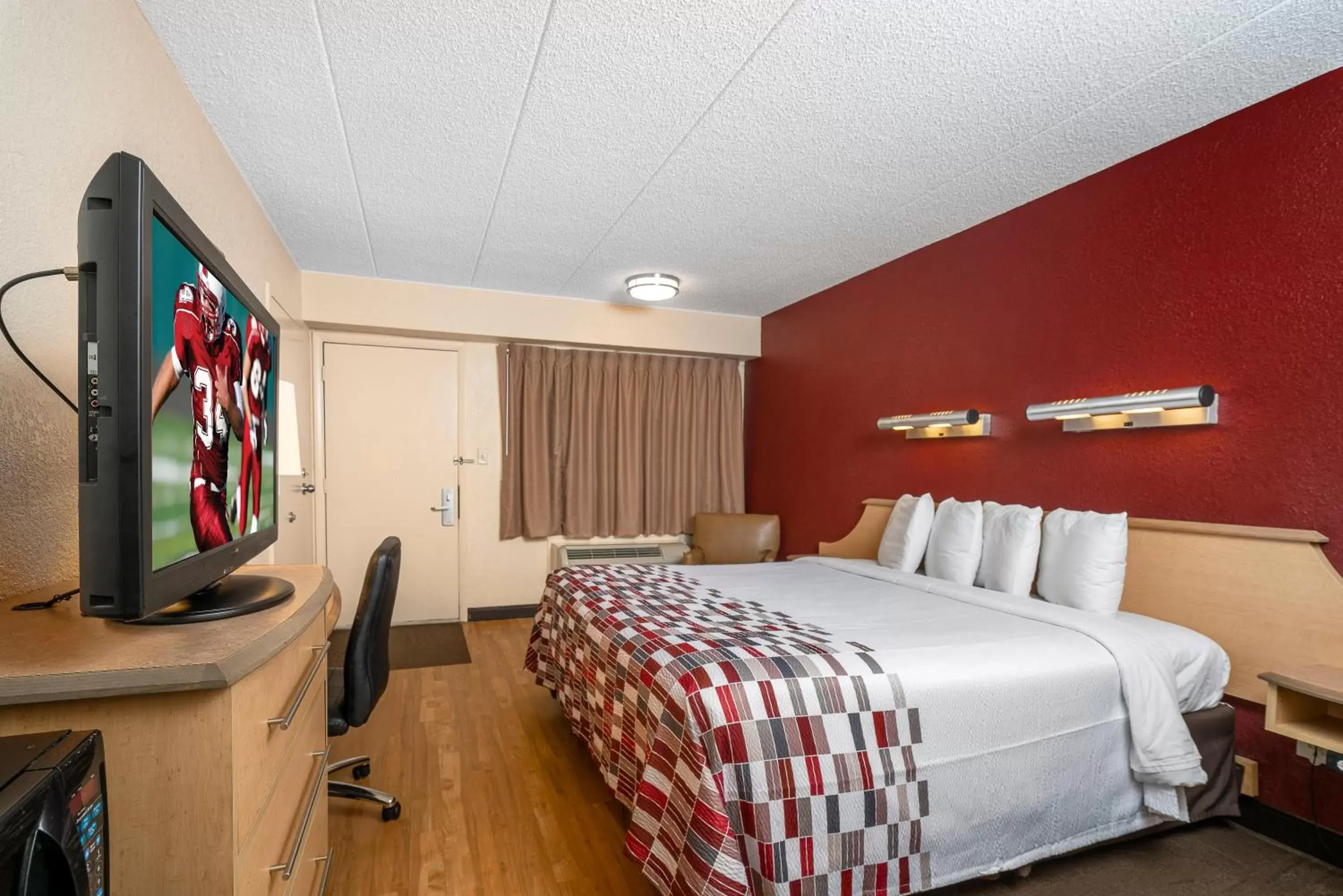 Photo of the whole room, Bed in Red Roof Inn Syracuse