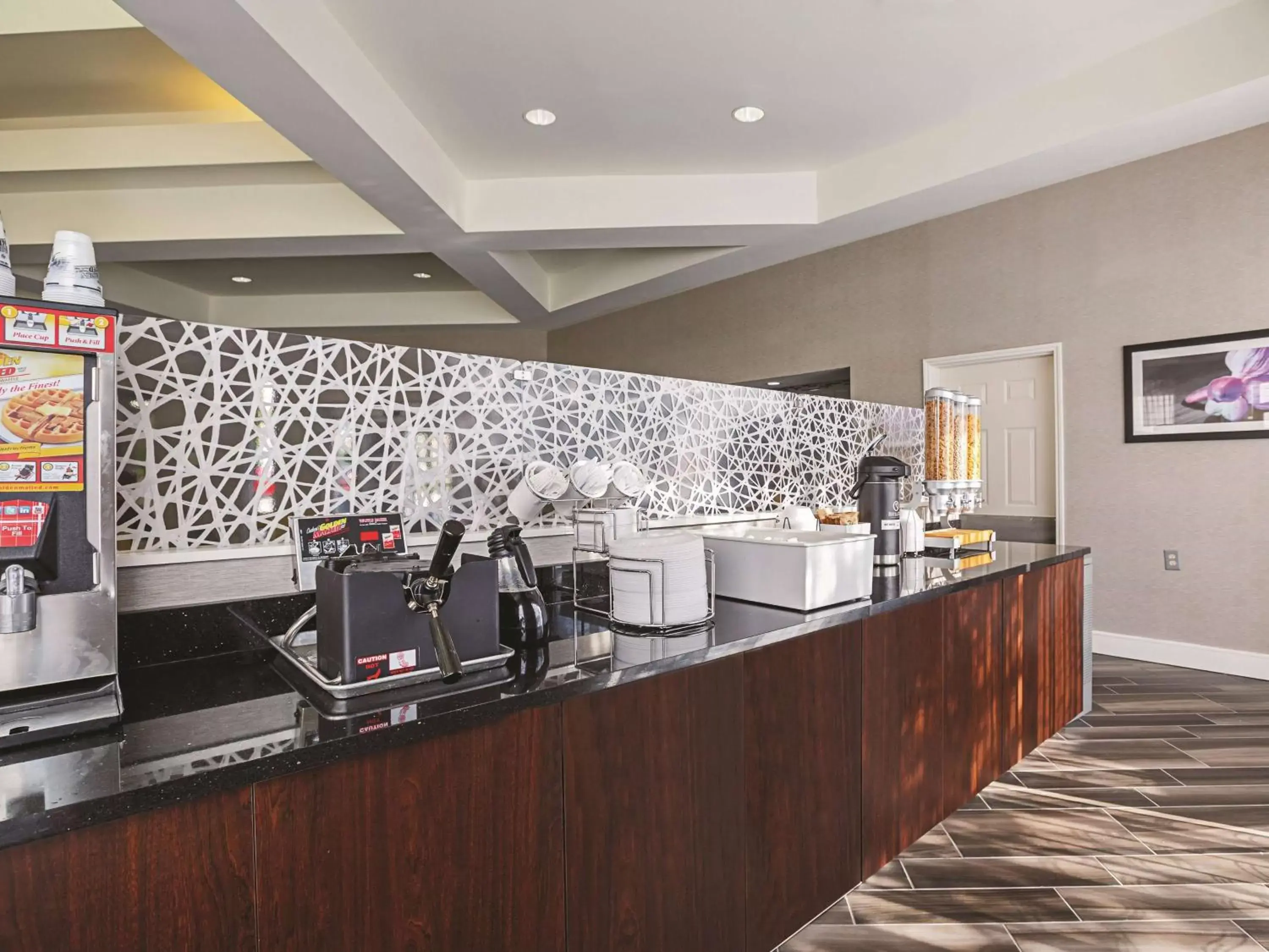 Restaurant/places to eat, Kitchen/Kitchenette in La Quinta by Wyndham Dallas Plano West