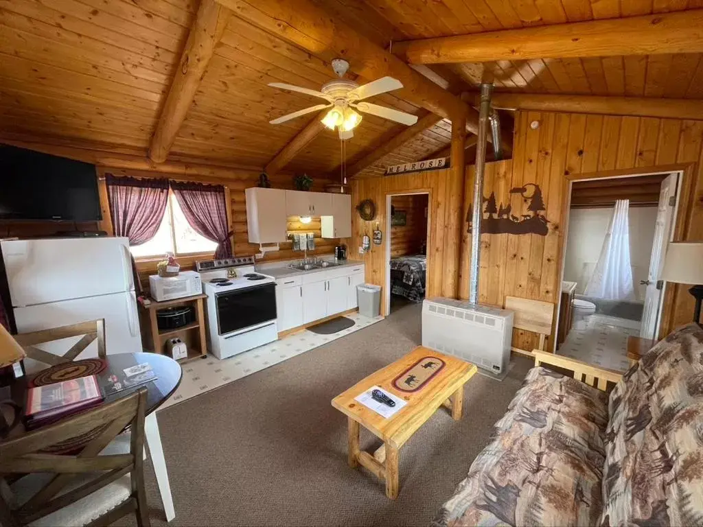 Kitchen/Kitchenette in Sportsman Lodge Melrose MT