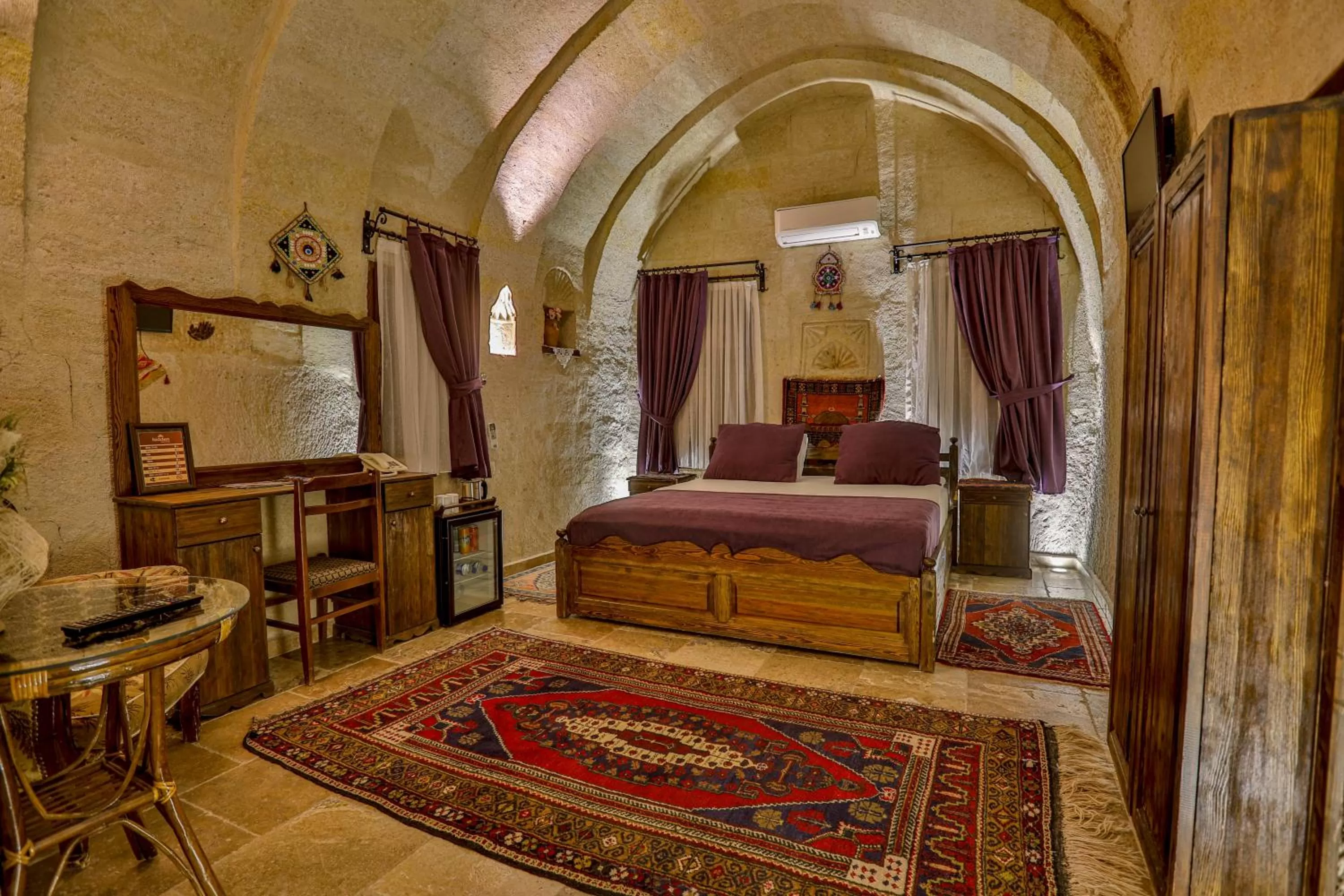 Living room, Bed in Hidden Cave Hotel