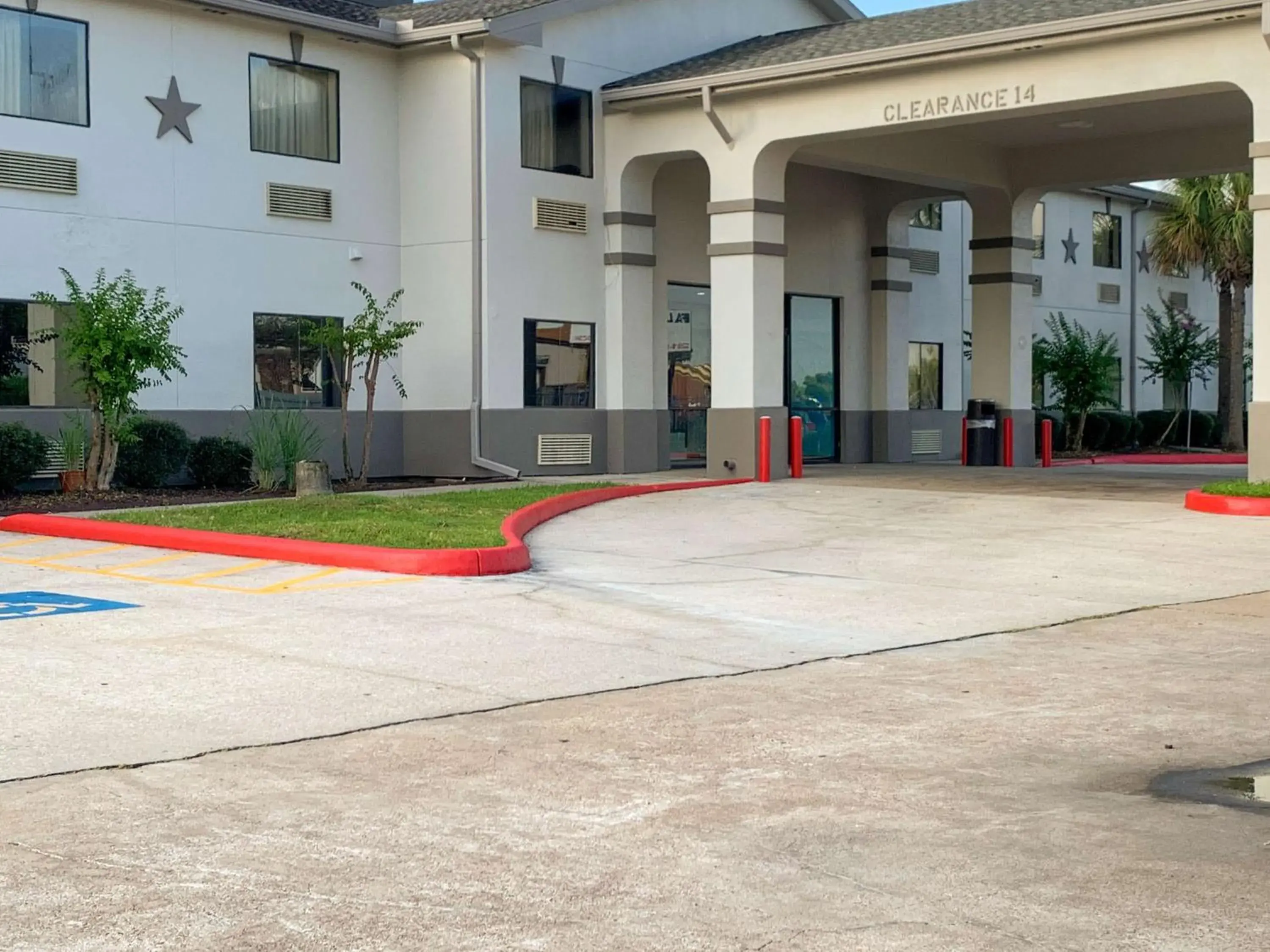 Property Building in Motel 6-Houston, TX - 249 - Willowbrook