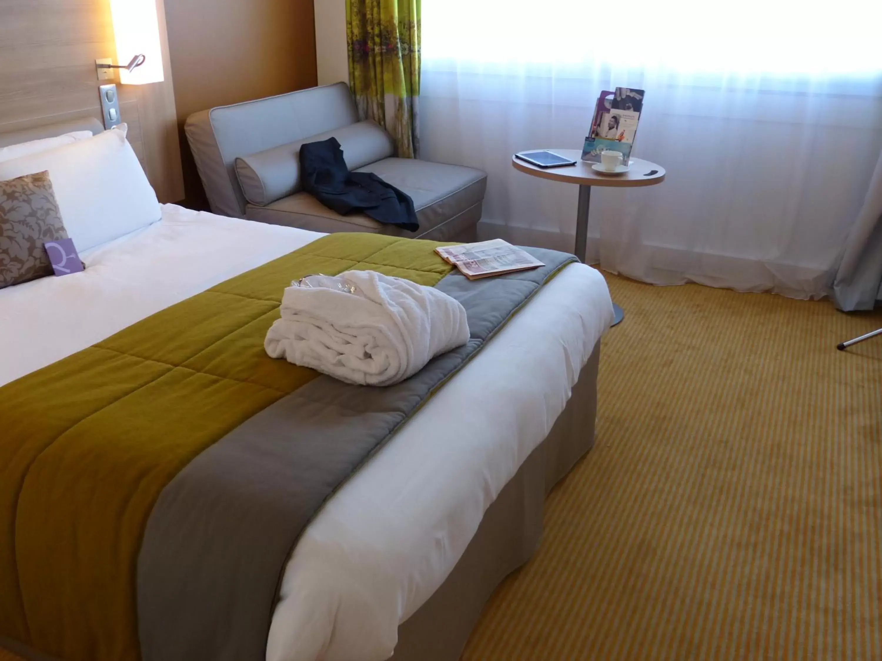 Bedroom, Bed in Hôtel Mercure Mâcon Bord de Saône