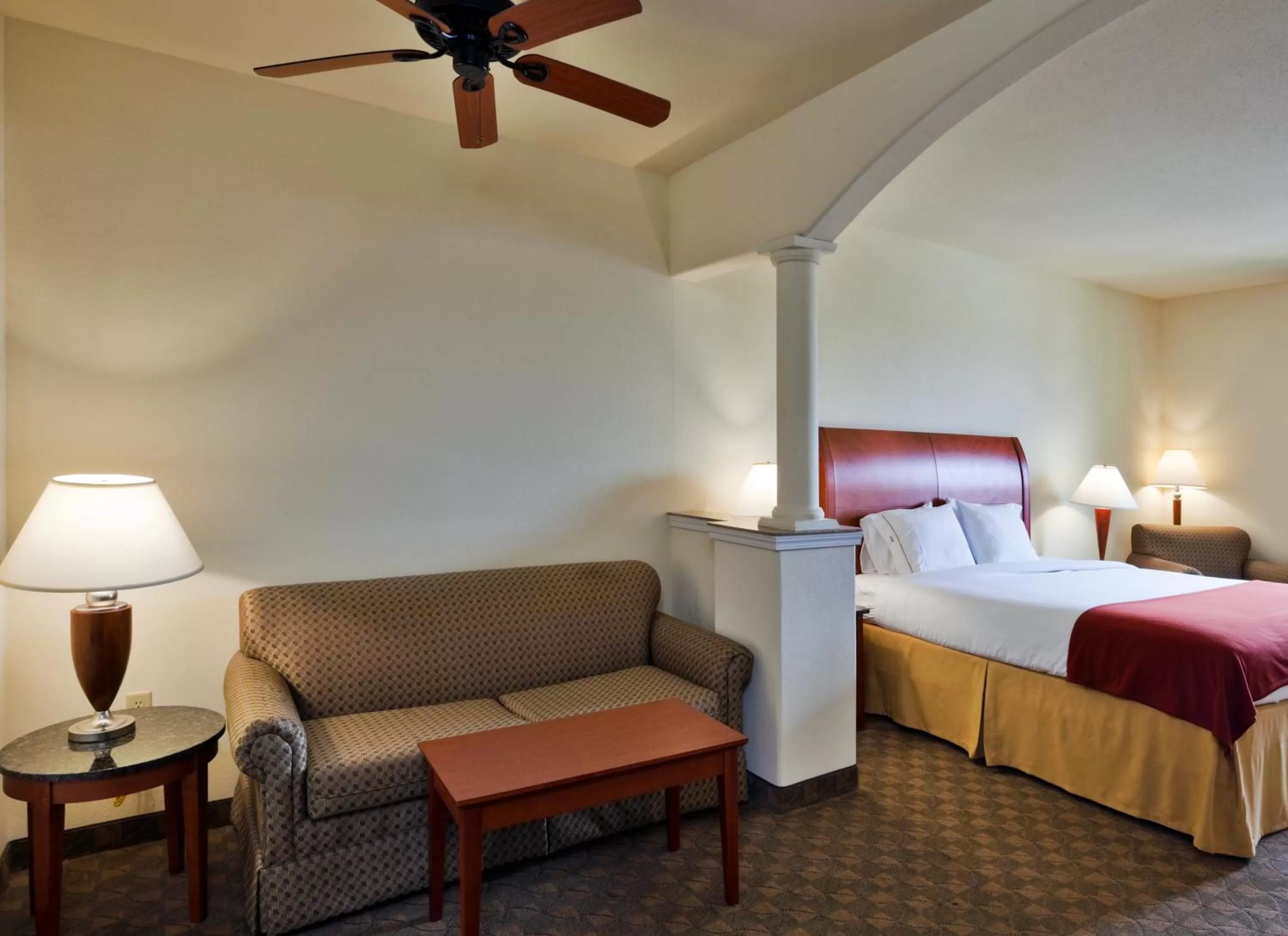 Bedroom, Bed in Holiday Inn Express Hotel and Suites Fairfield-North by IHG