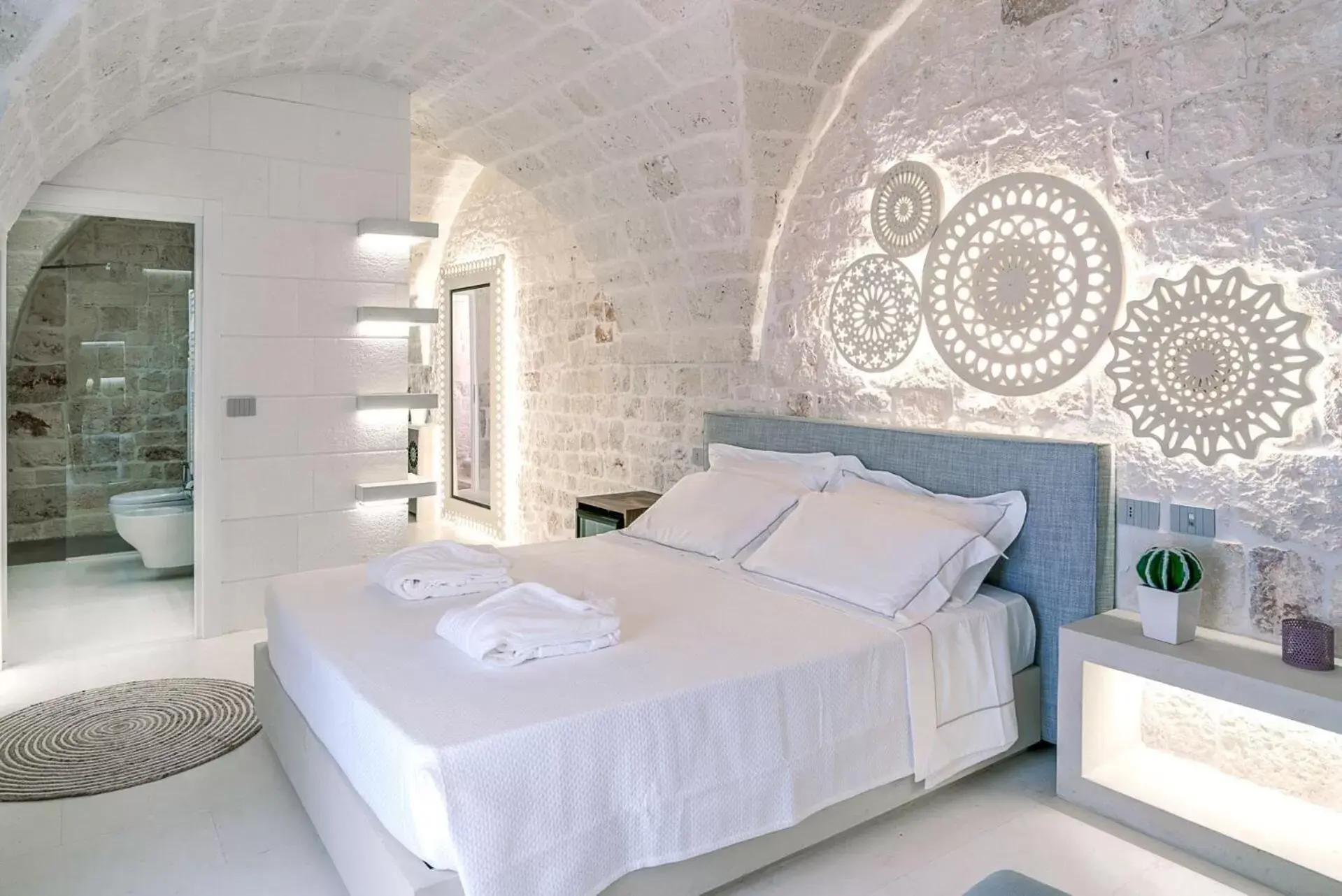 Bed in Vico Bianco Raro Villas Smart Rooms Collection