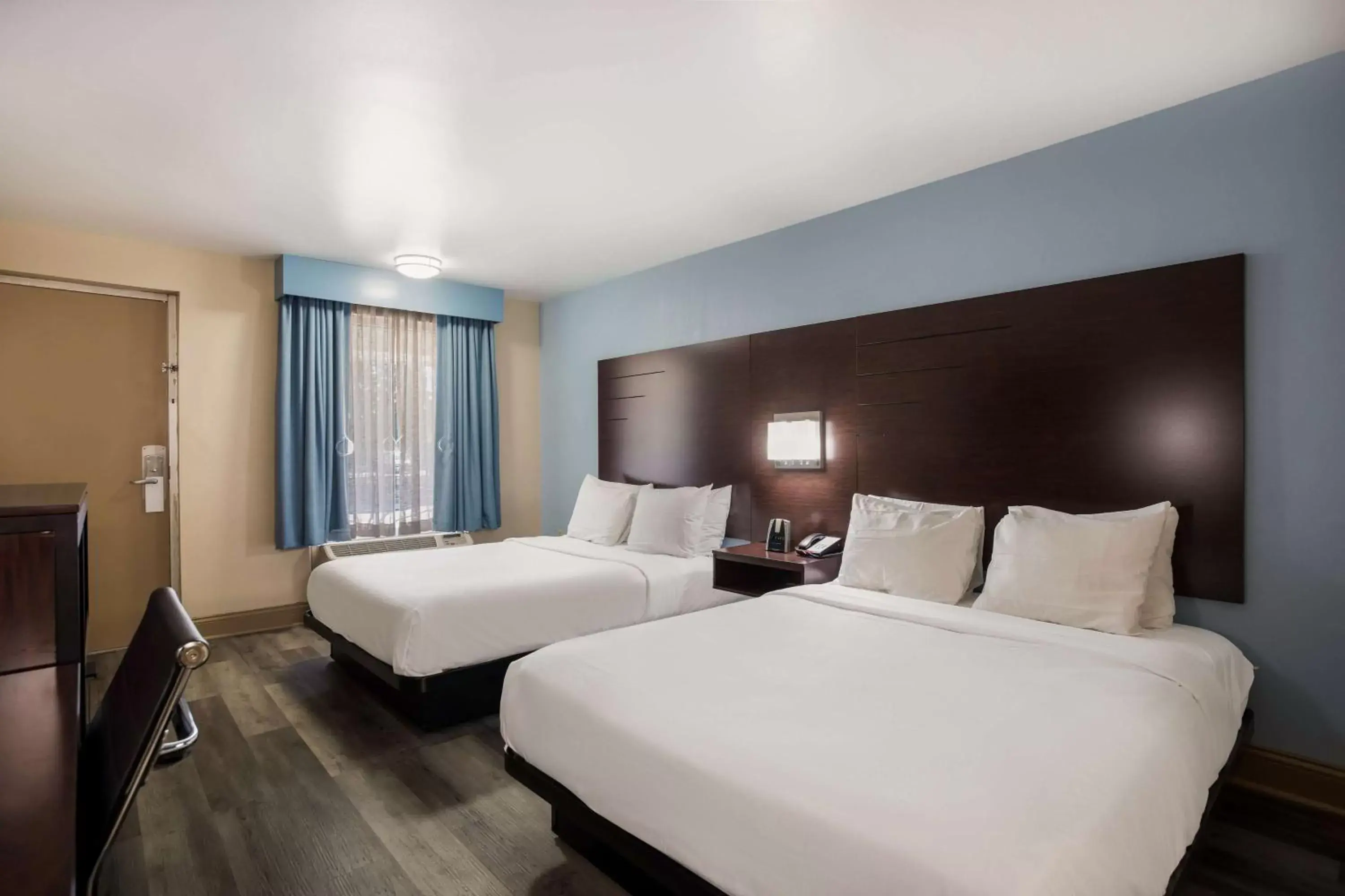 Bed in SureStay Hotel by Best Western Bardstown General Nelson