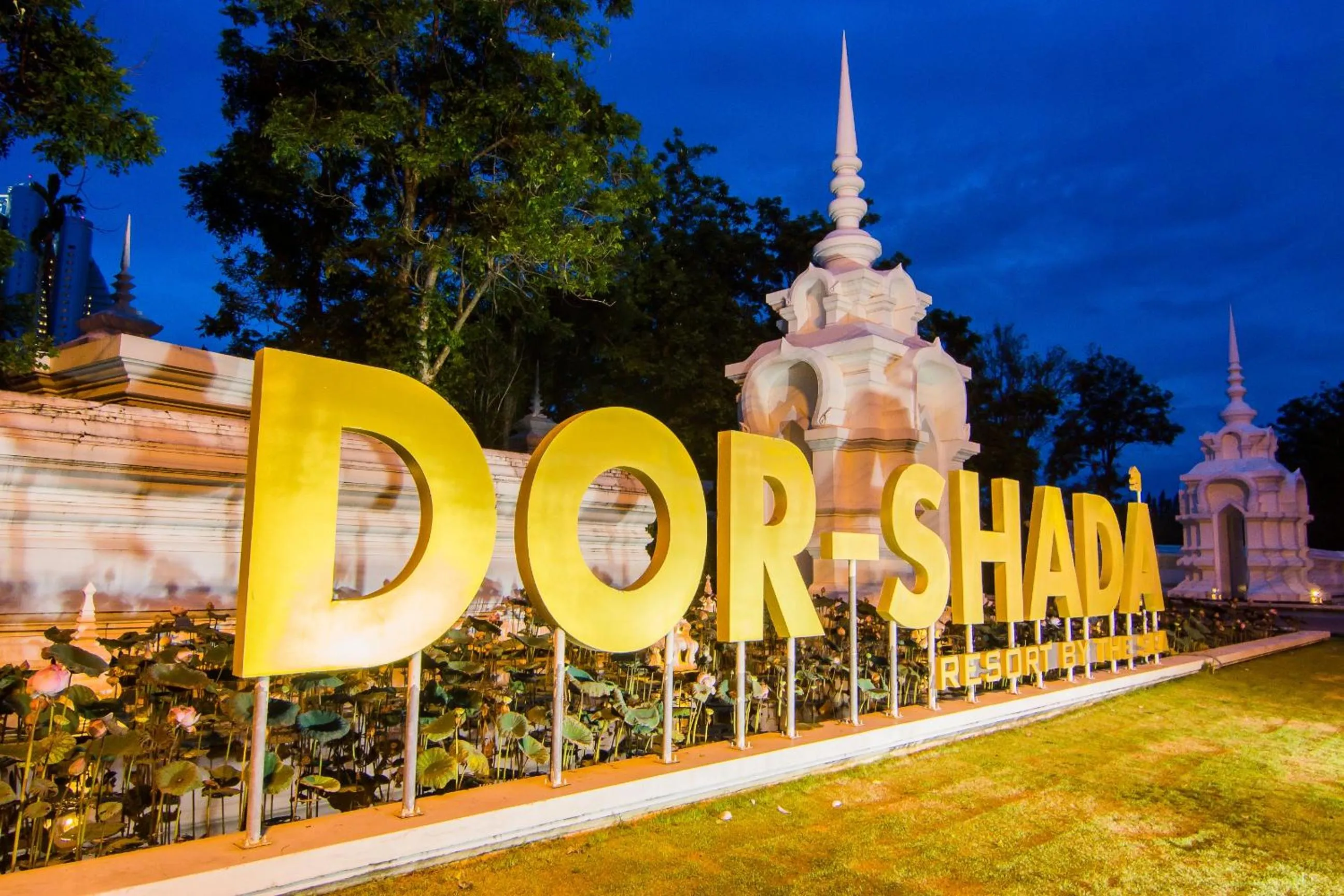 Night in Dor-Shada Resort By The Sea