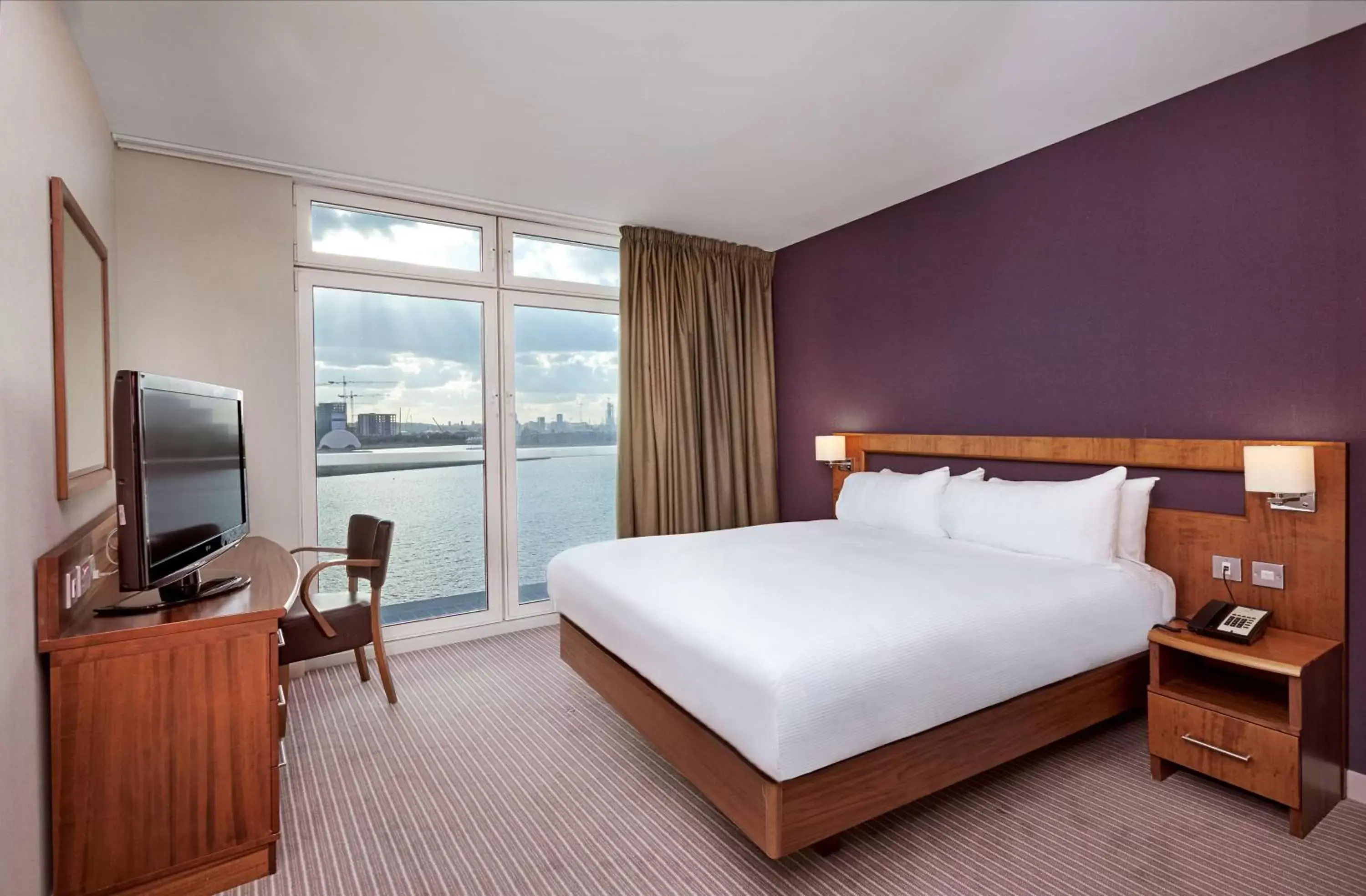 Bedroom, Bed in DoubleTree By Hilton London Excel