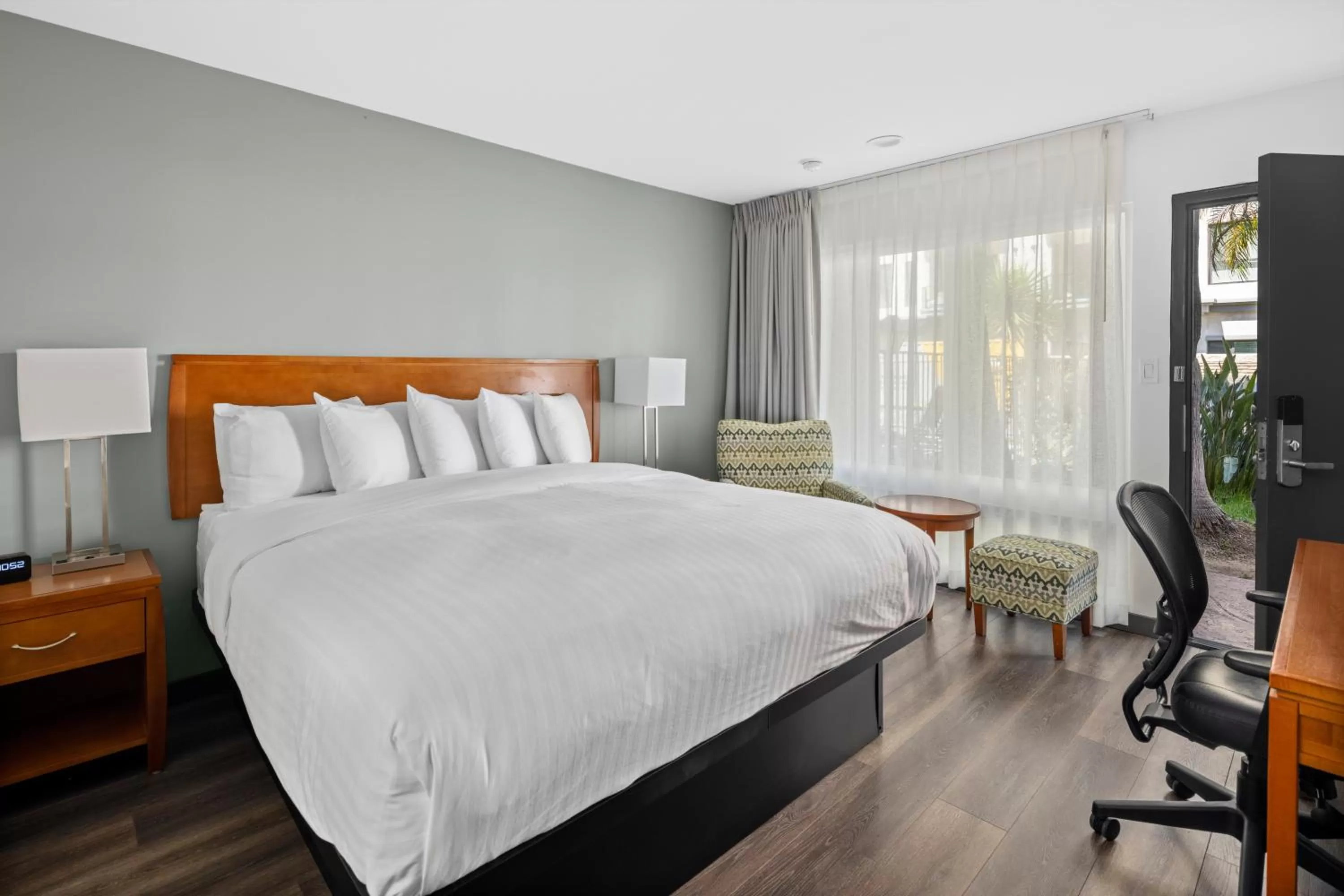 Bedroom, Bed in Vagabond Inn Glendale