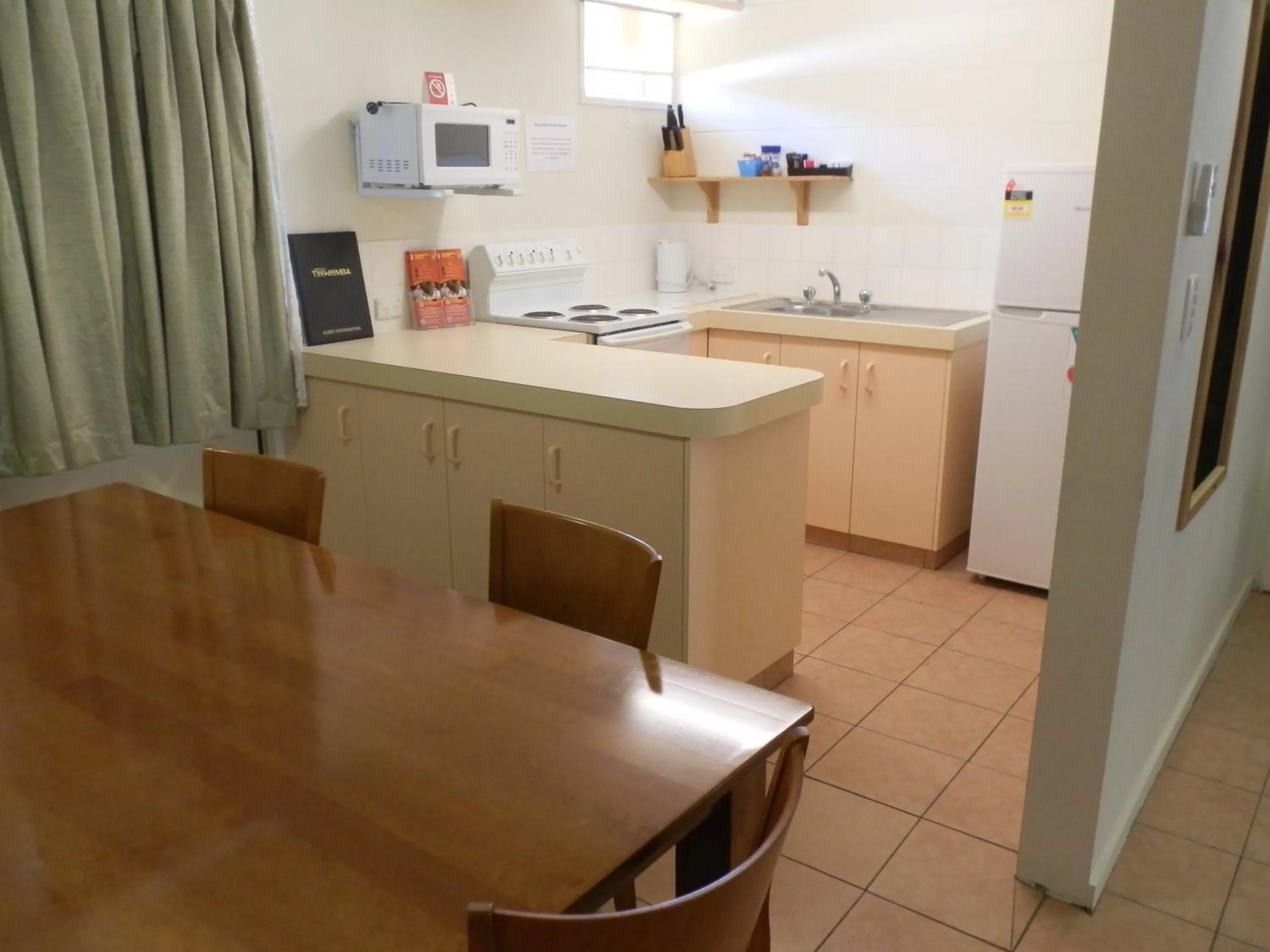 Kitchen or kitchenette in Coachman Motel