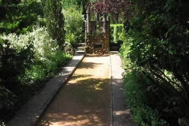 Property building, Garden in Le Robinson