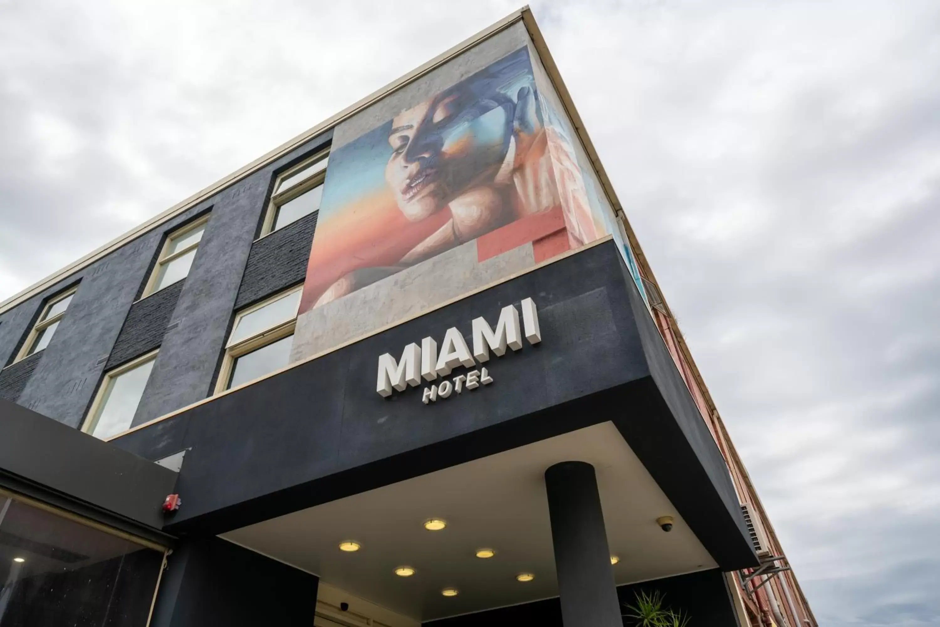 Property building in Miami Hotel Melbourne