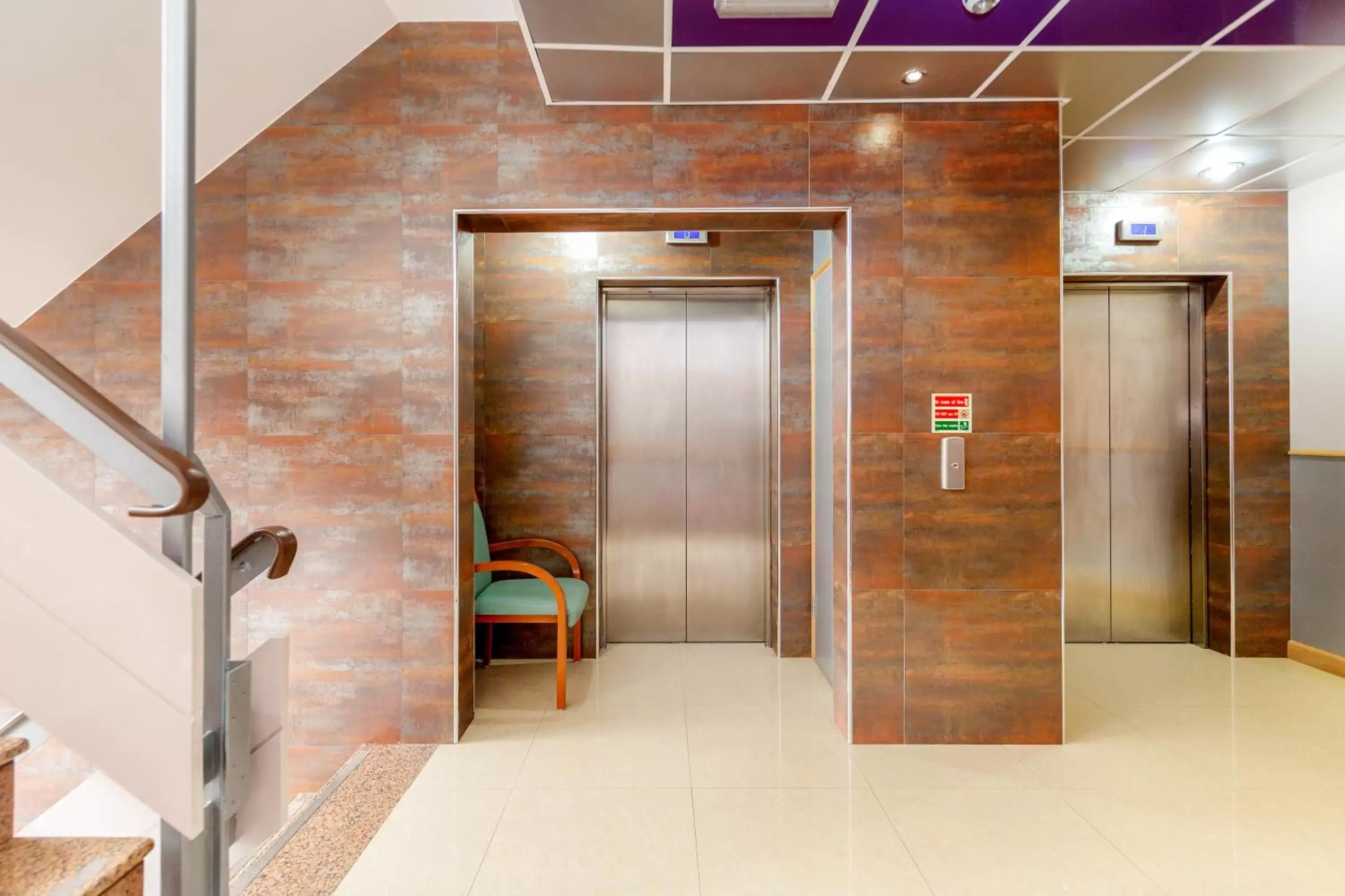 Lobby or reception, Bathroom in Eurotraveller Hotel - Premier - Harrow