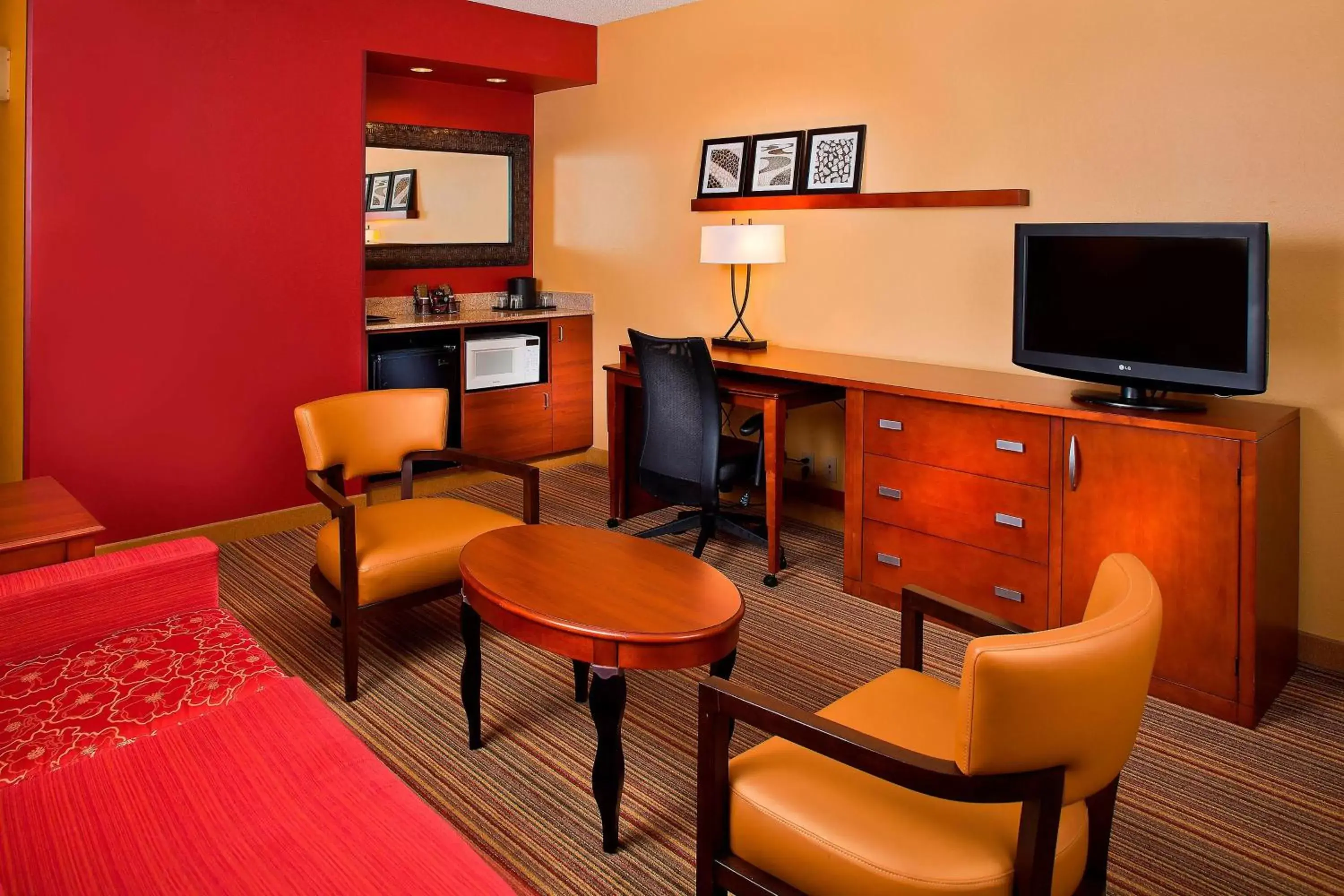 Living room, TV/Entertainment Center in Courtyard by Marriott Orlando Airport