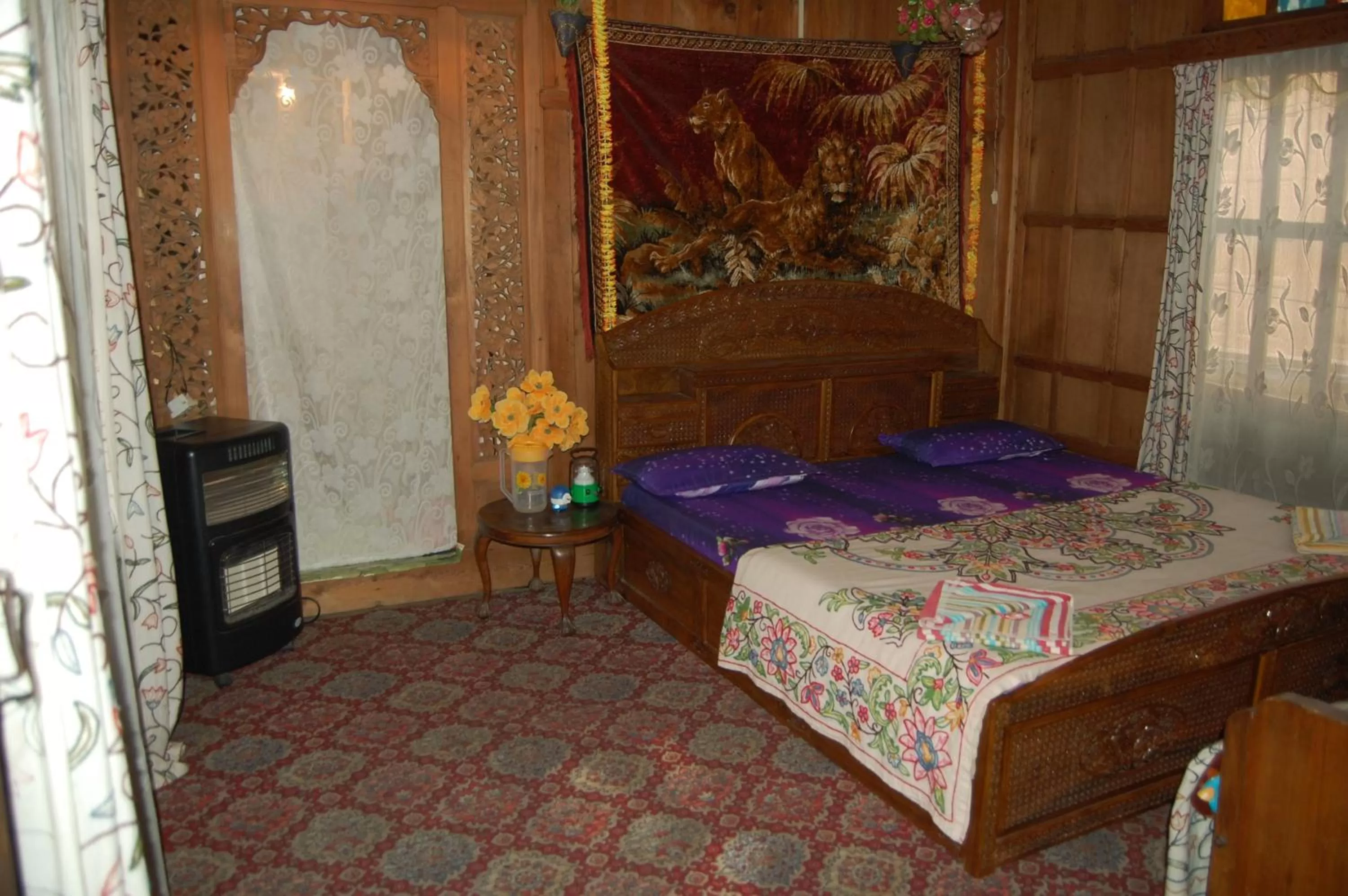 Bed in Houseboat Zaindari Palace