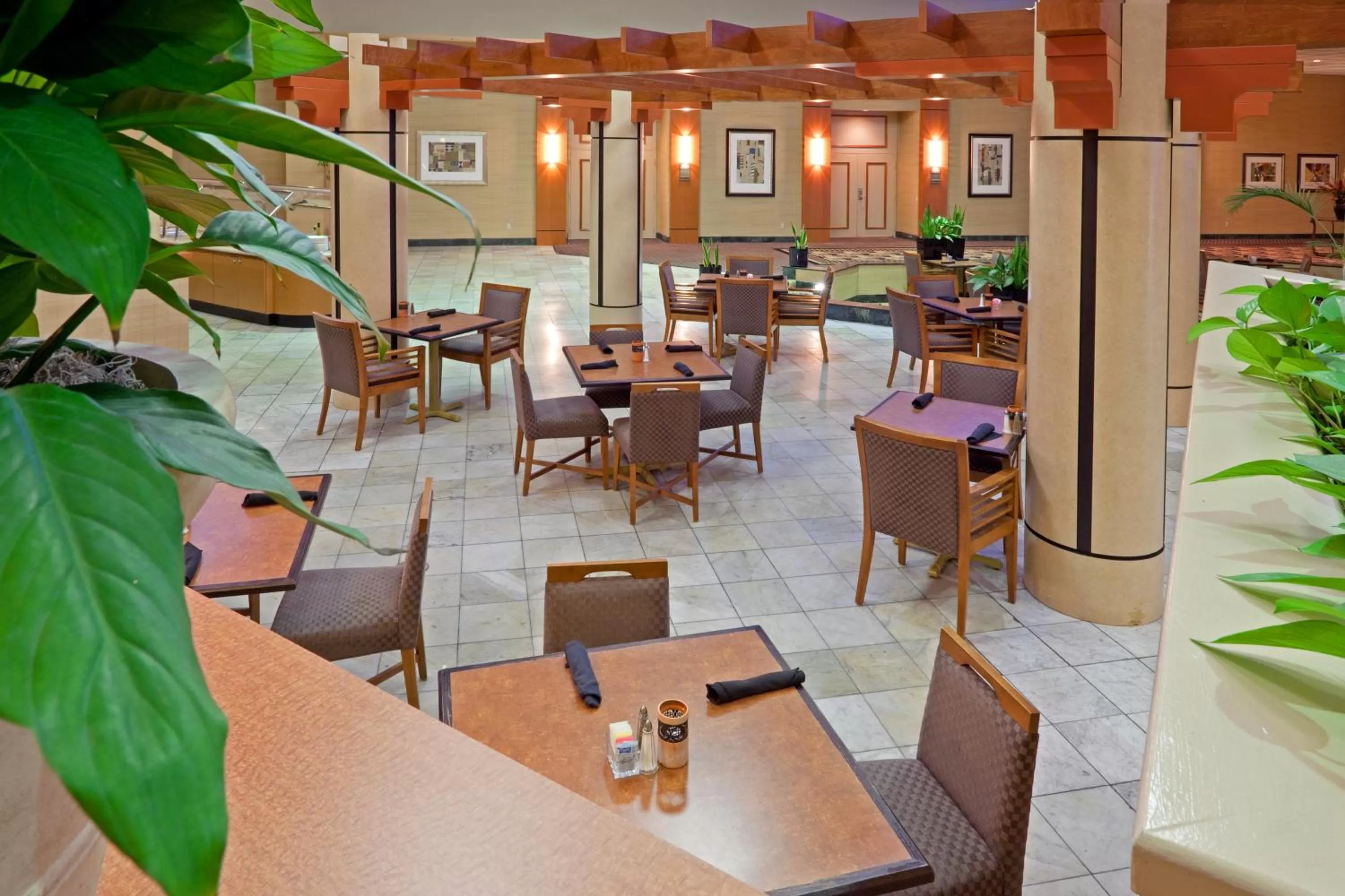 Restaurant/places to eat in Holiday Inn Philadelphia South-Swedesboro by IHG