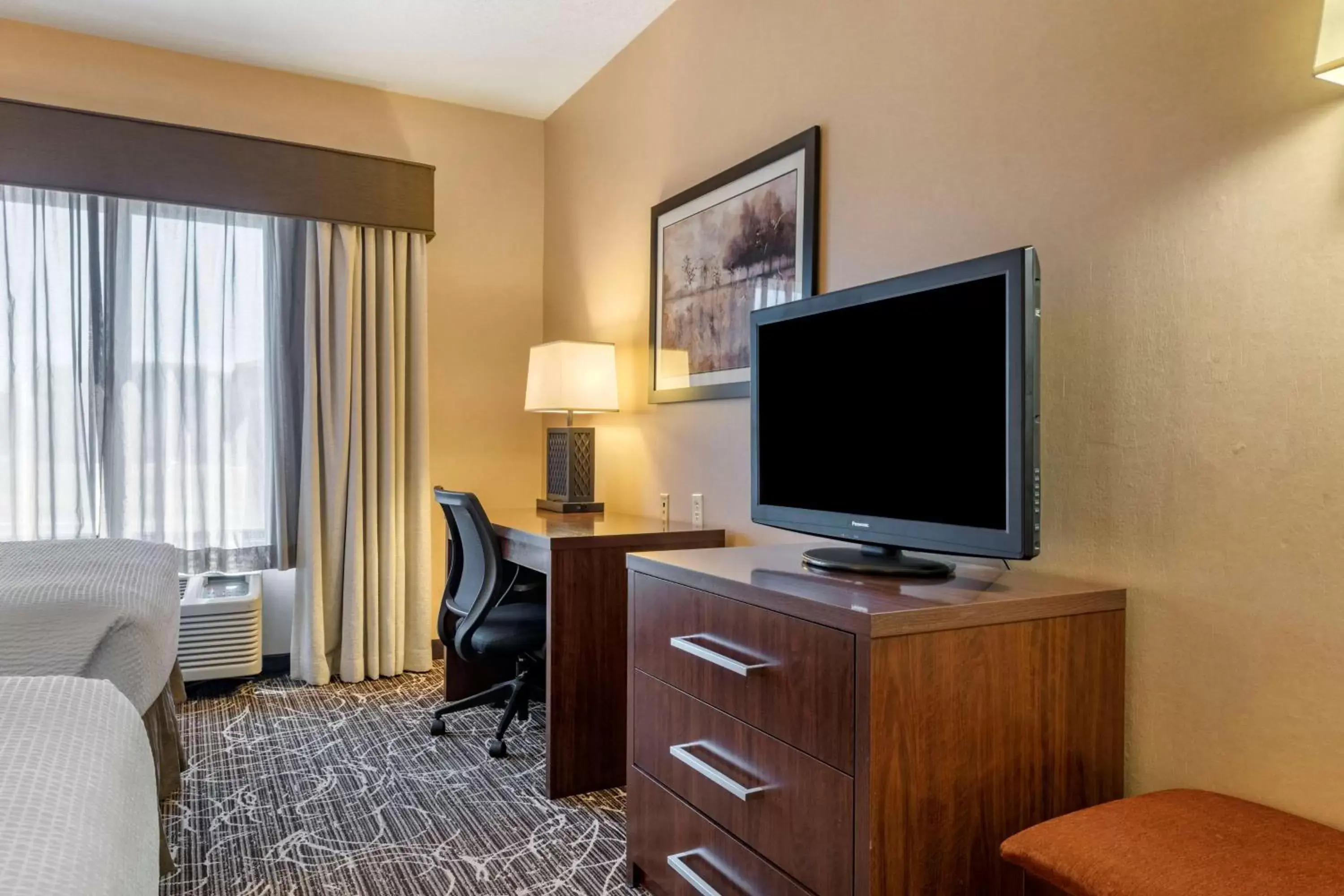 Photo of the whole room, TV/Entertainment Center in Best Western Plus Chelsea Hotel