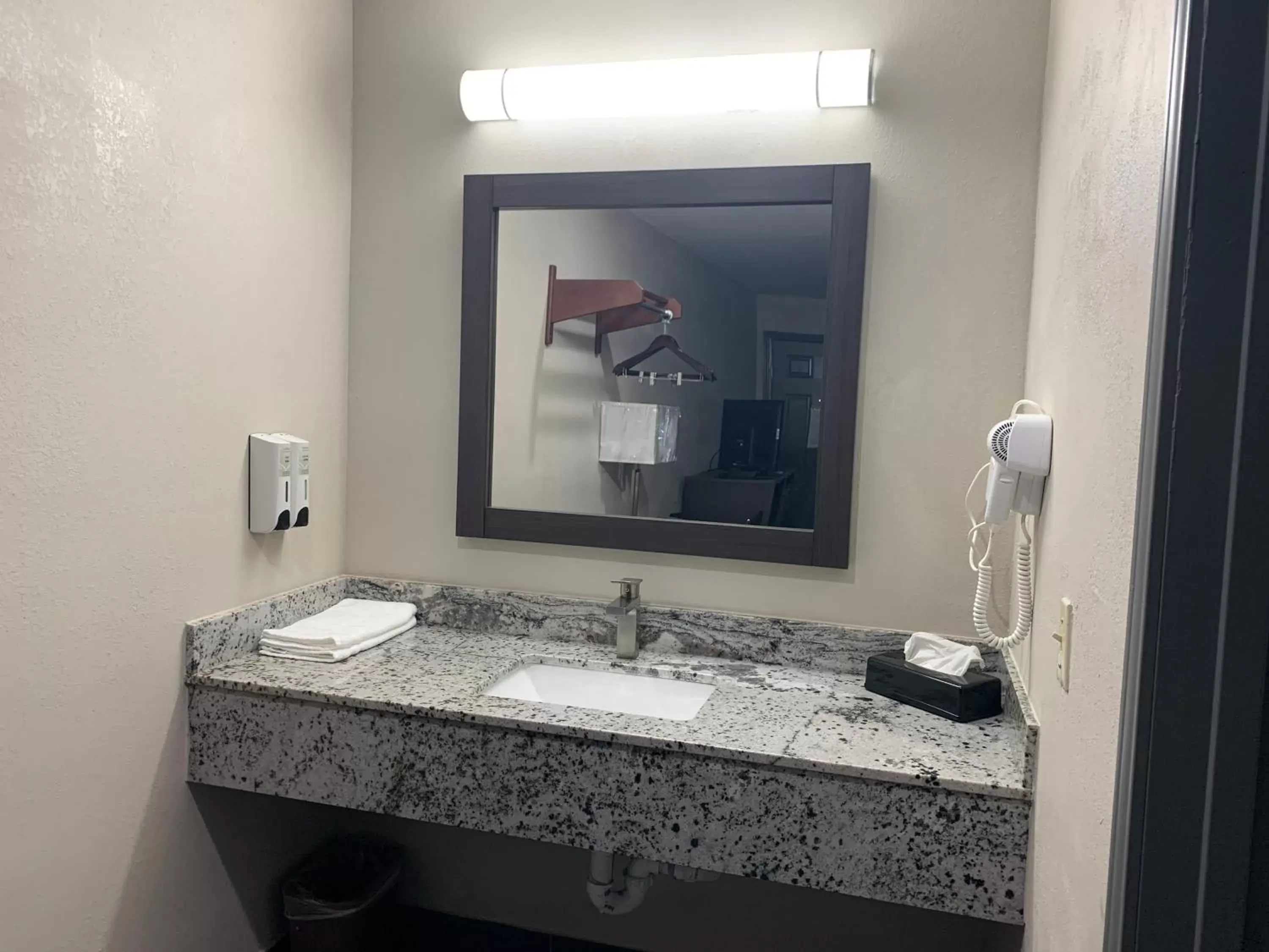 Bathroom in Crescent Park Motel & Suites