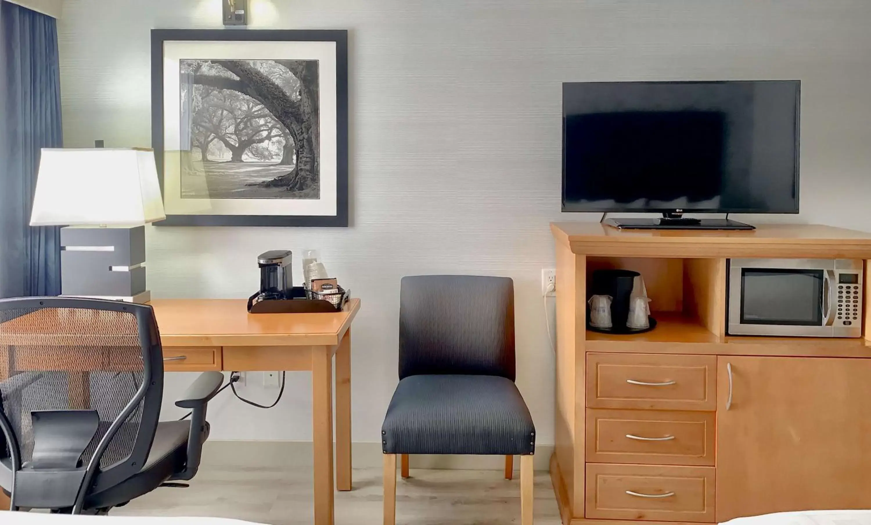 Photo of the whole room, TV/Entertainment Center in Best Western Plus Regency Inn and Conference Centre