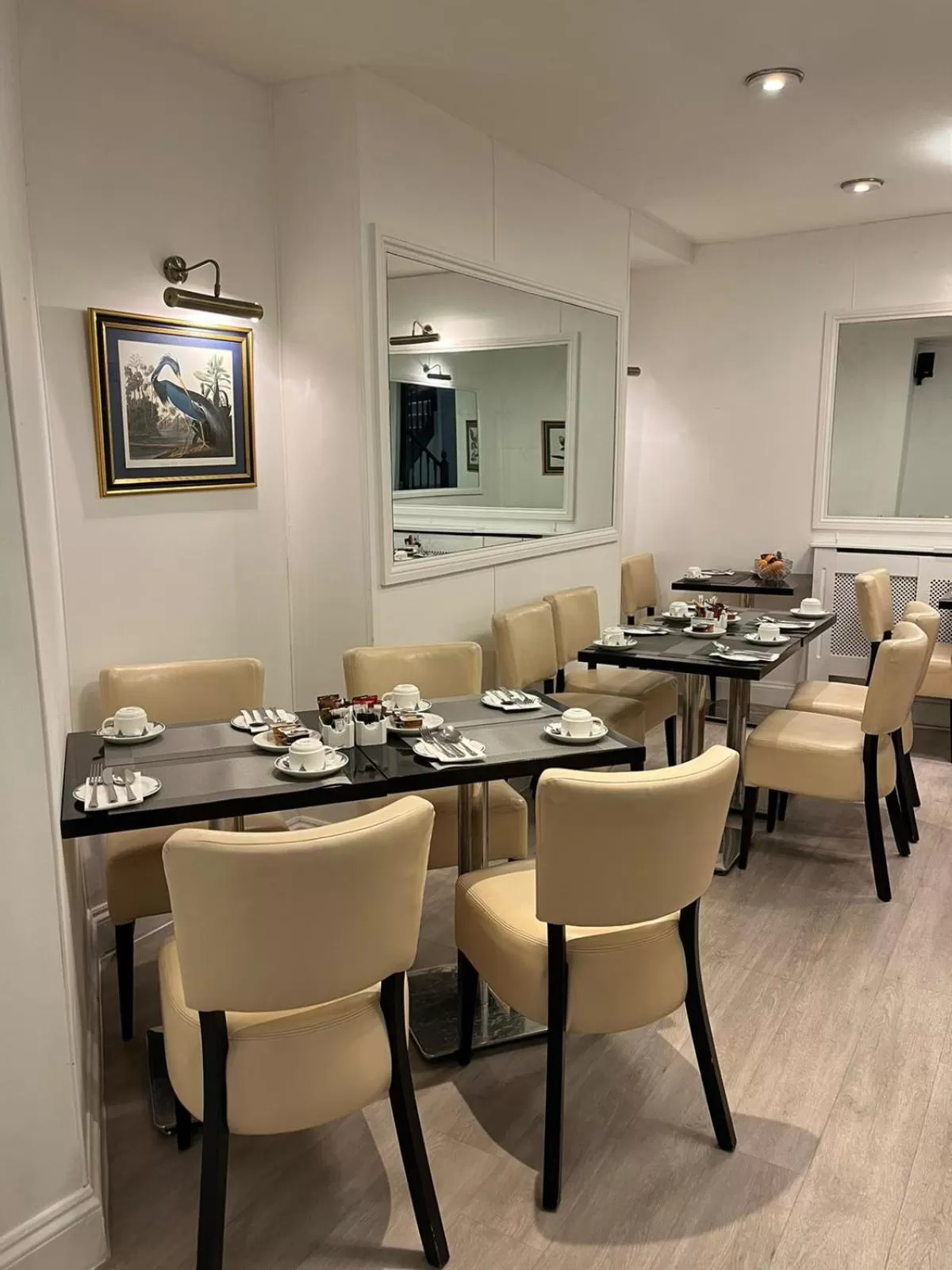 Restaurant/places to eat in Hotel La Place