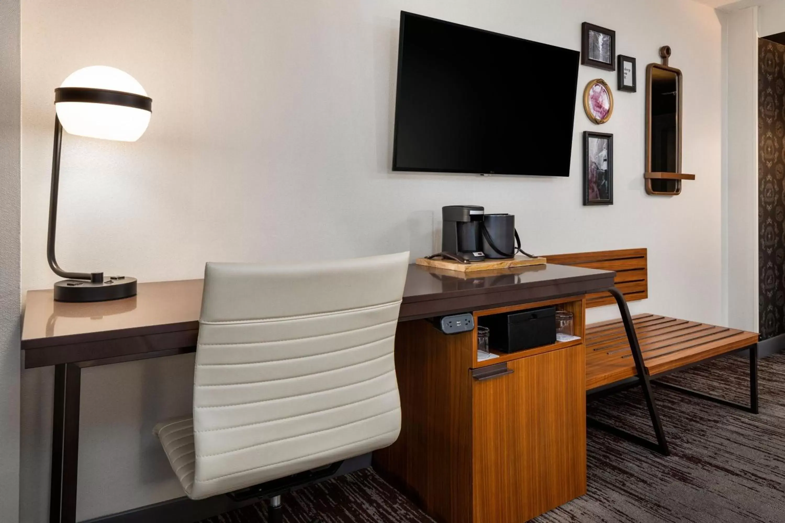 Photo of the whole room, TV/Entertainment Center in Renaissance Minneapolis Hotel, The Depot