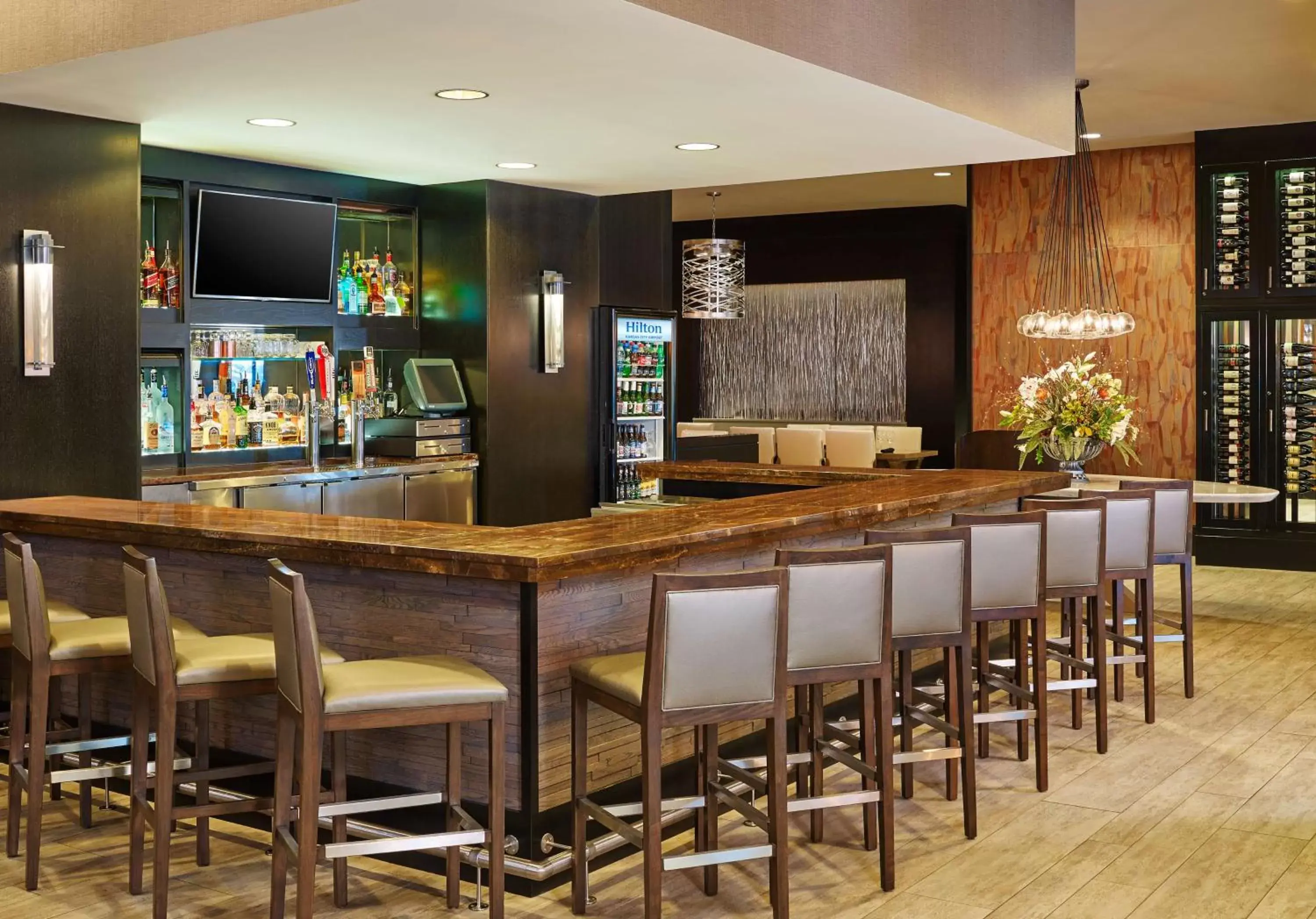 Dining area, Lounge/Bar in Hilton Kansas City Airport
