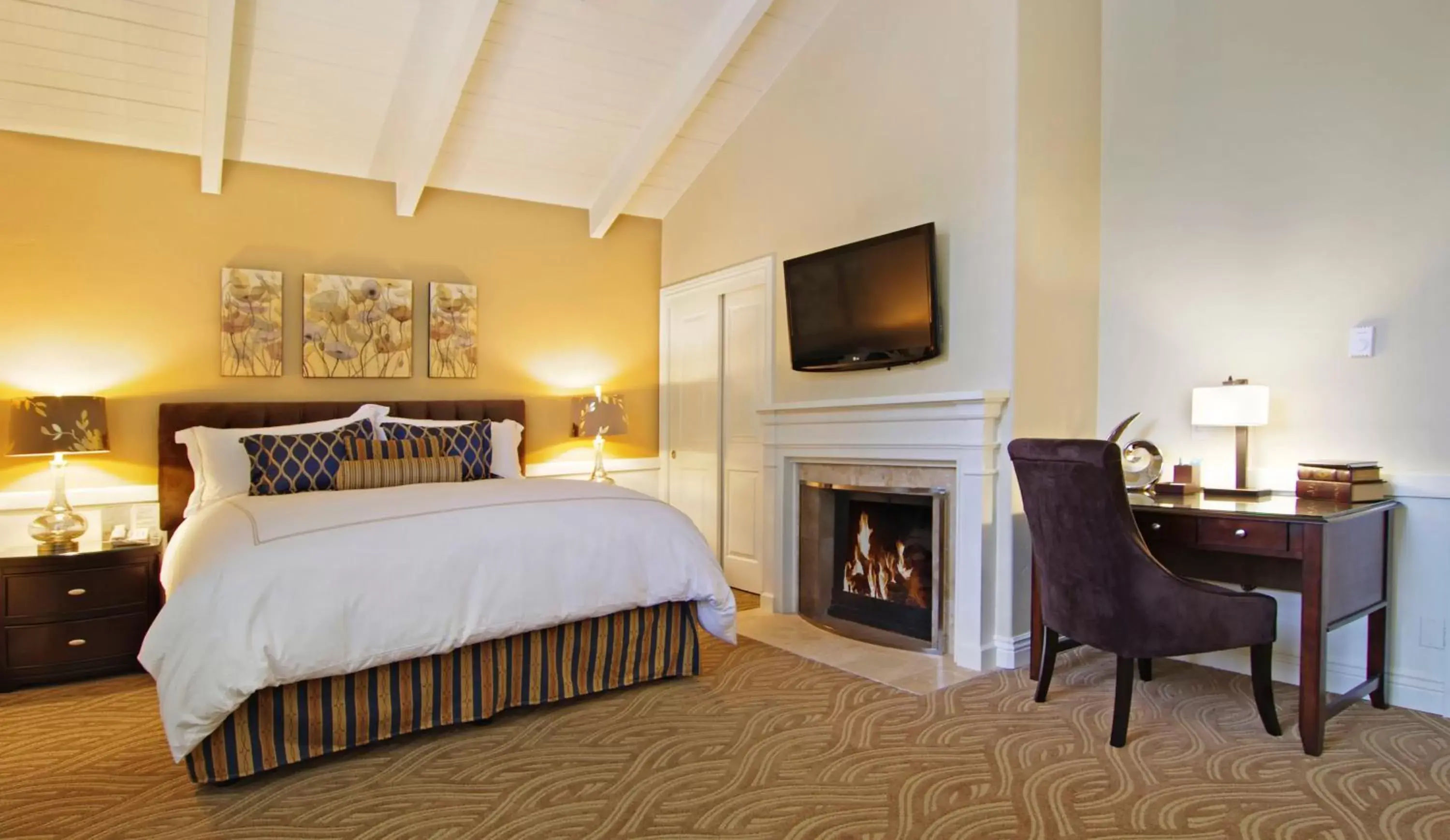 Bedroom, Bed in Carriage House Inn