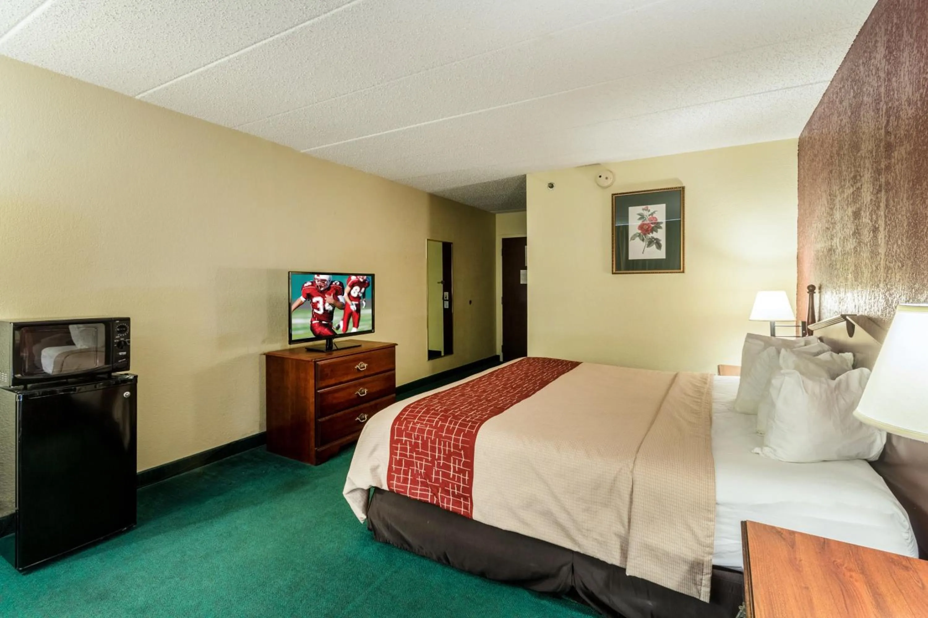 Photo of the whole room, Bed in Red Roof Inn Morehead