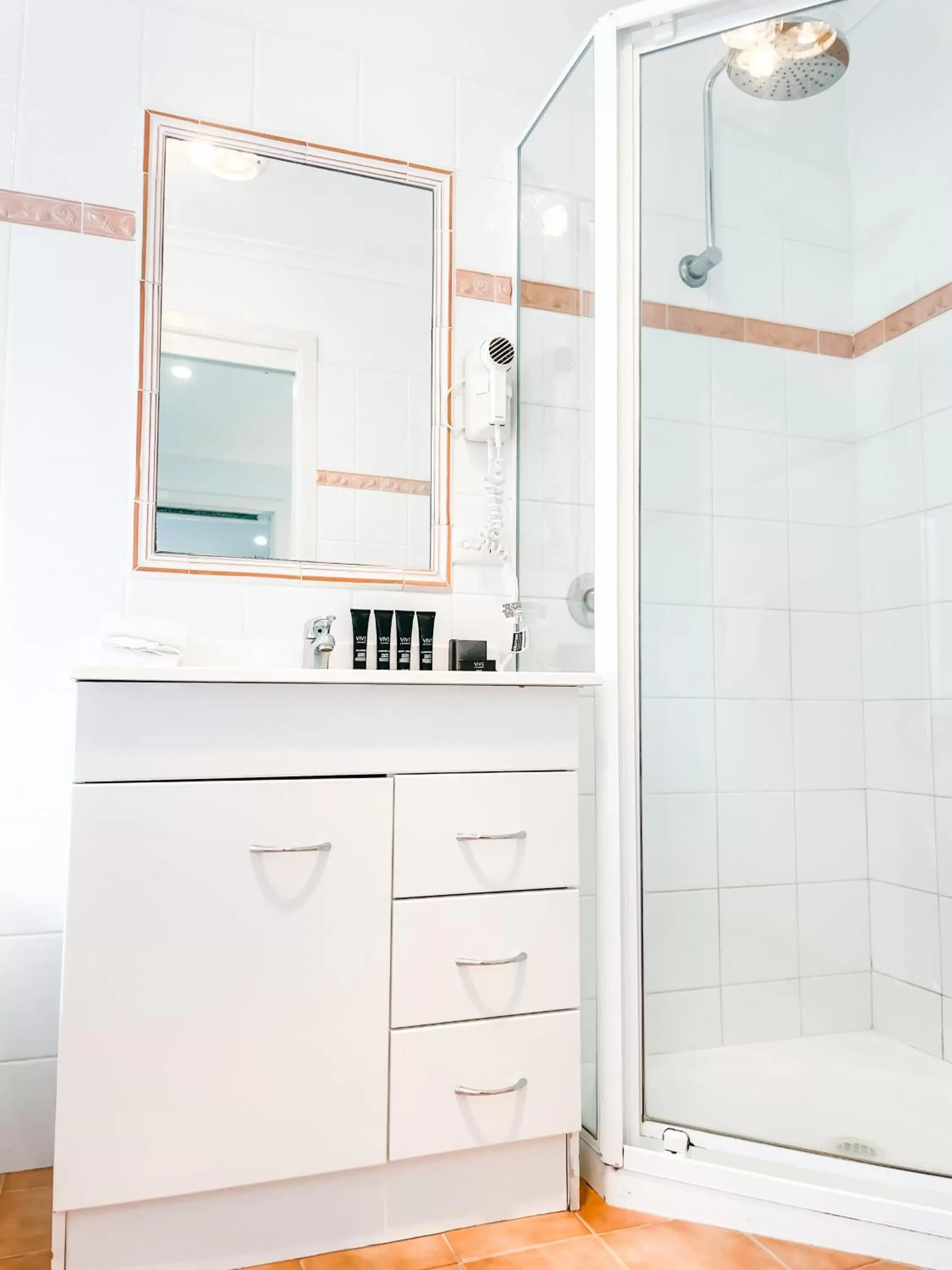 Shower, Bathroom in Seahorse Inn Hotel & Villas