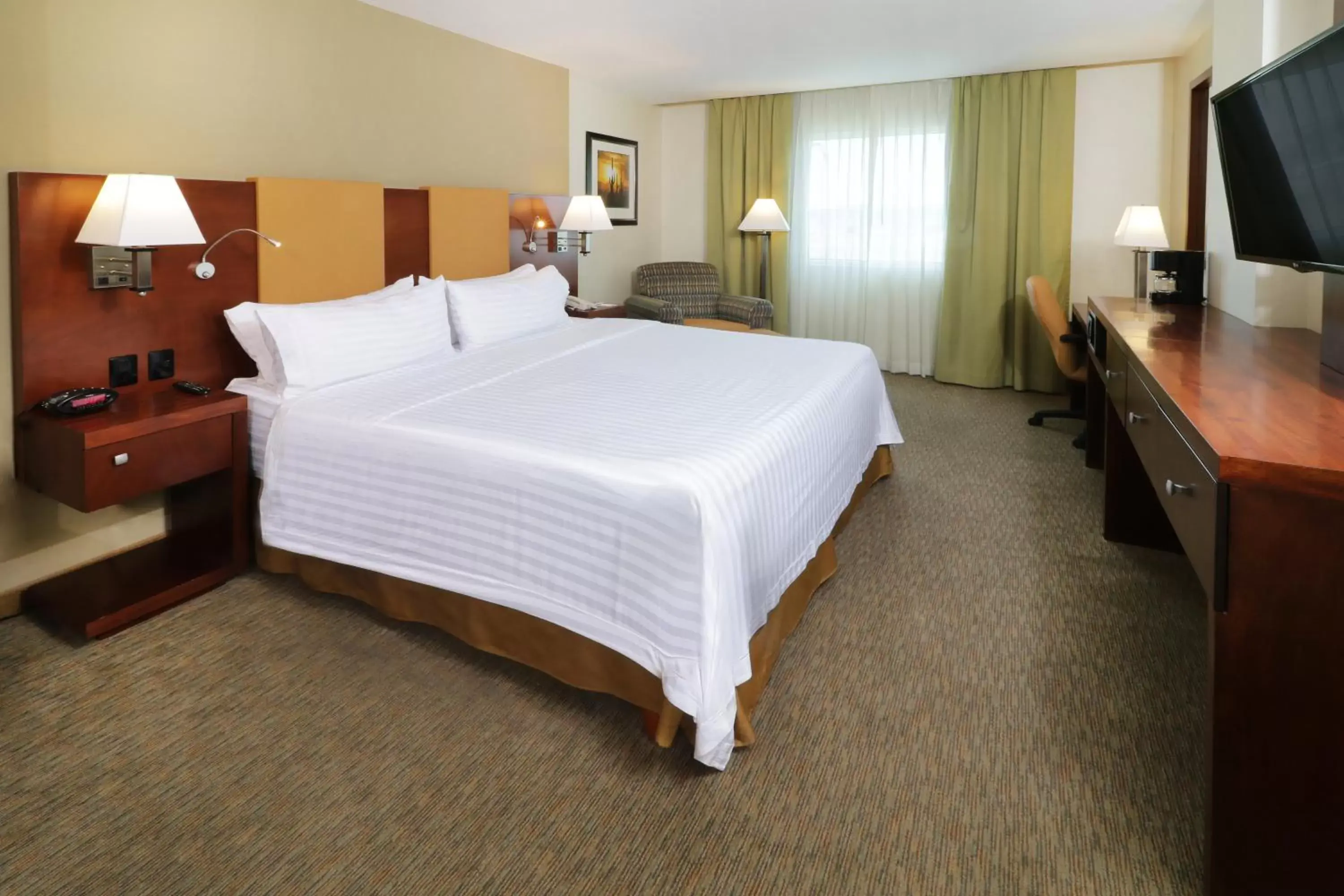 Photo of the whole room, Bed in Holiday Inn Hotel & Suites Hermosillo Aeropuerto, an IHG Hotel