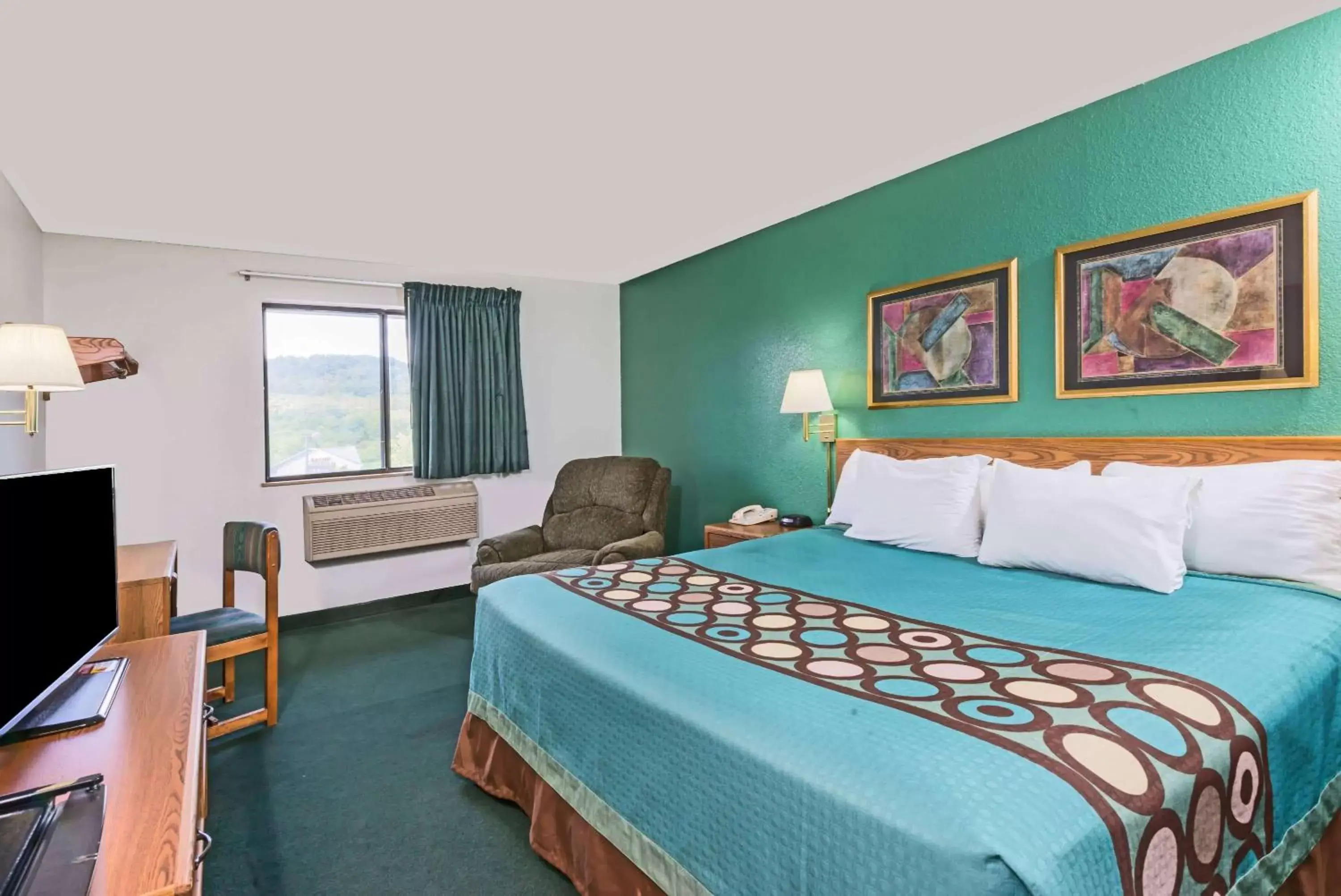 Photo of the whole room, Bed in Super 8 by Wyndham New Stanton