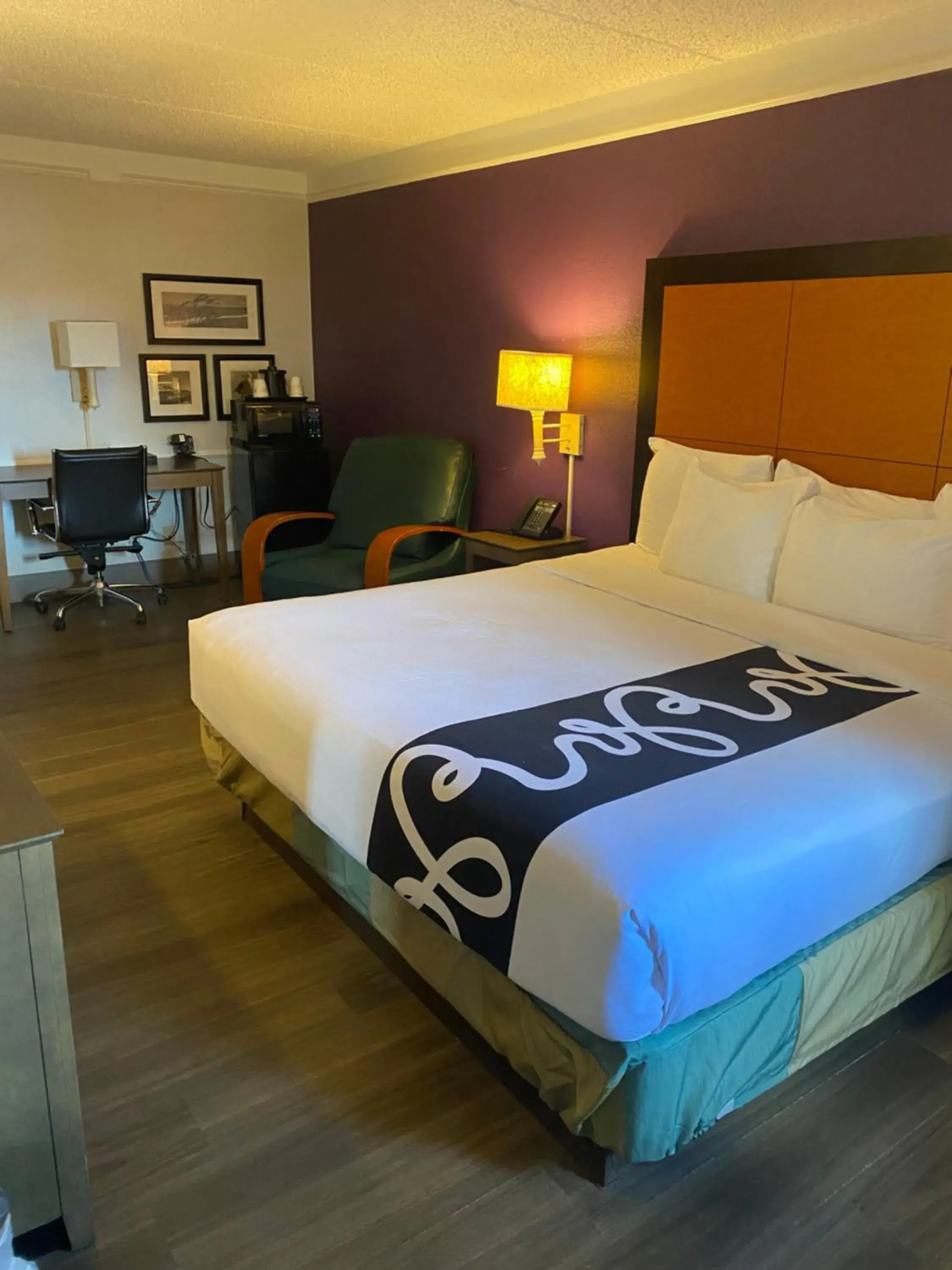 Seating area, Bed in La Quinta Inn by Wyndham Corpus Christi North