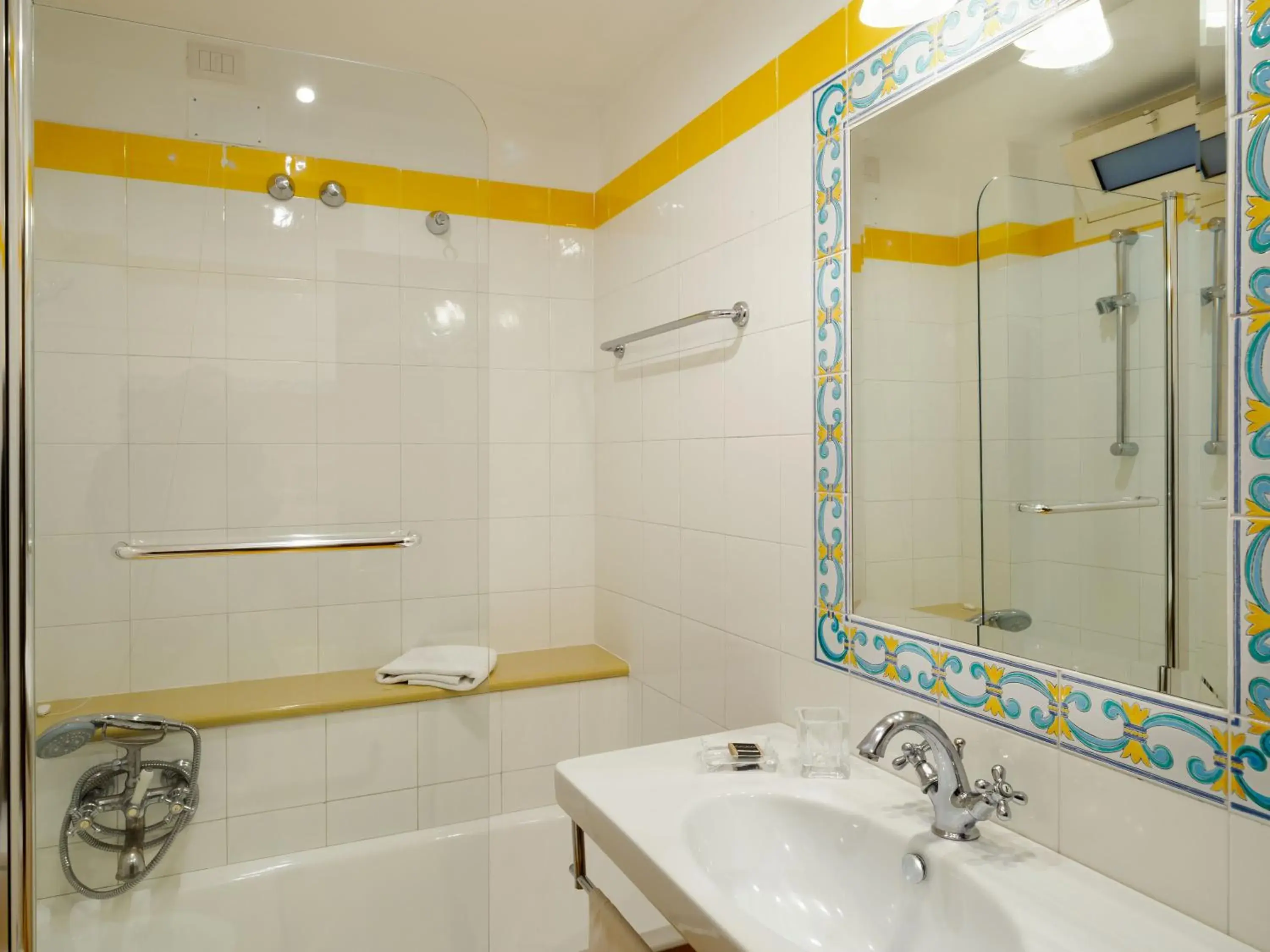 Shower, Bathroom in Hotel Sirius