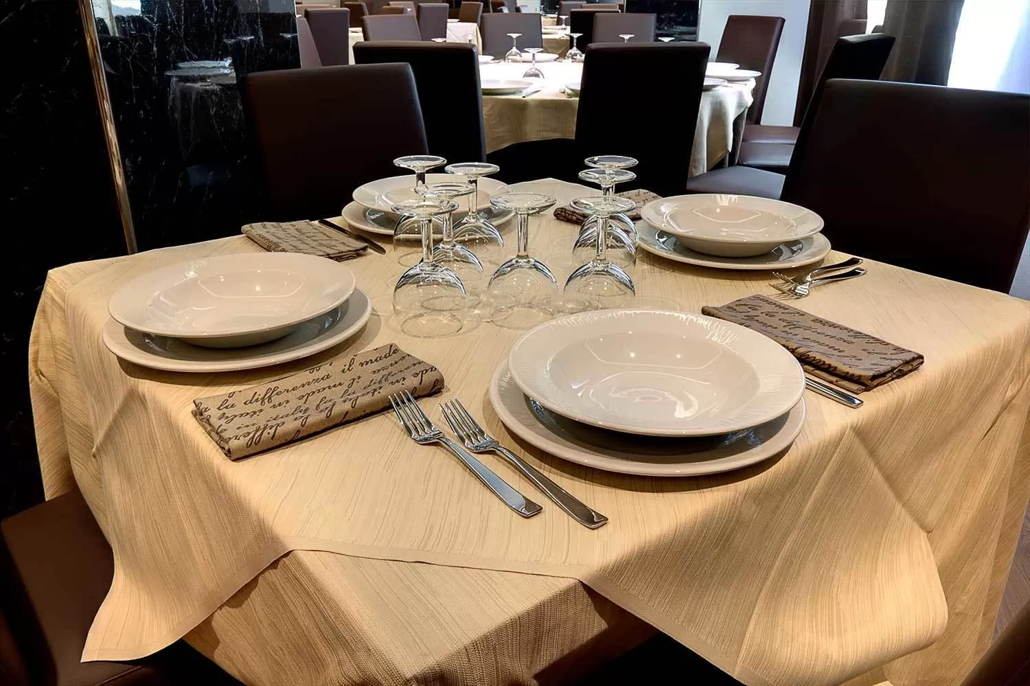 Restaurant/places to eat in Hotel Park