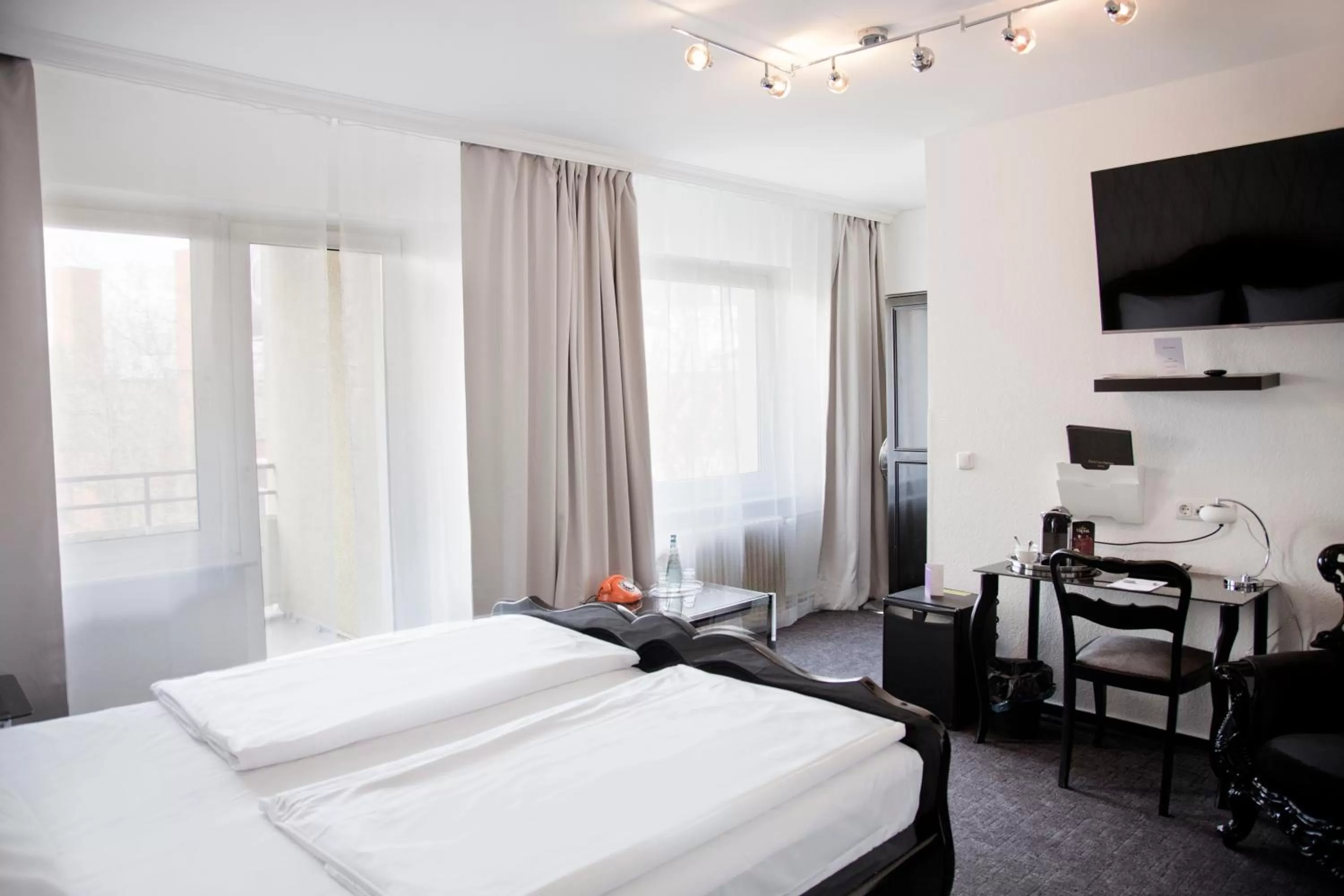 Photo of the whole room, Bed in Les Nations