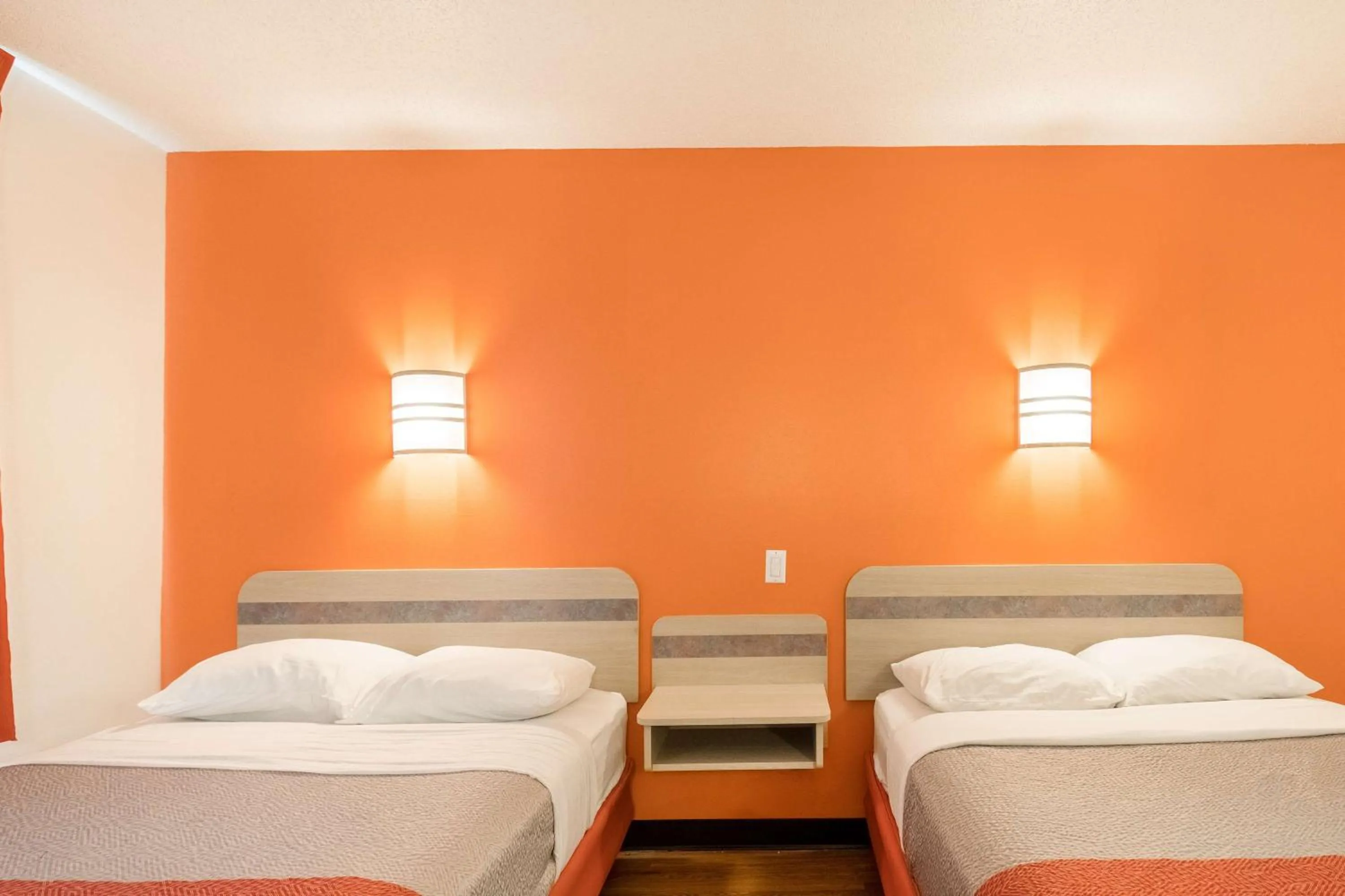 Photo of the whole room, Bed in Motel 6-Newport, TN