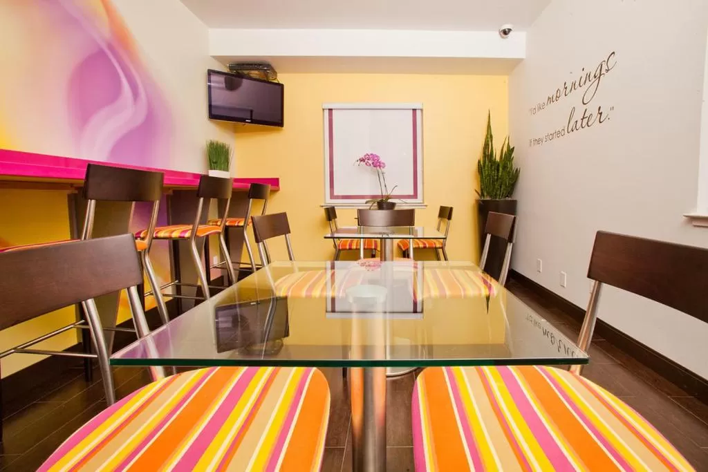 Lounge or bar in Menlo Park Inn