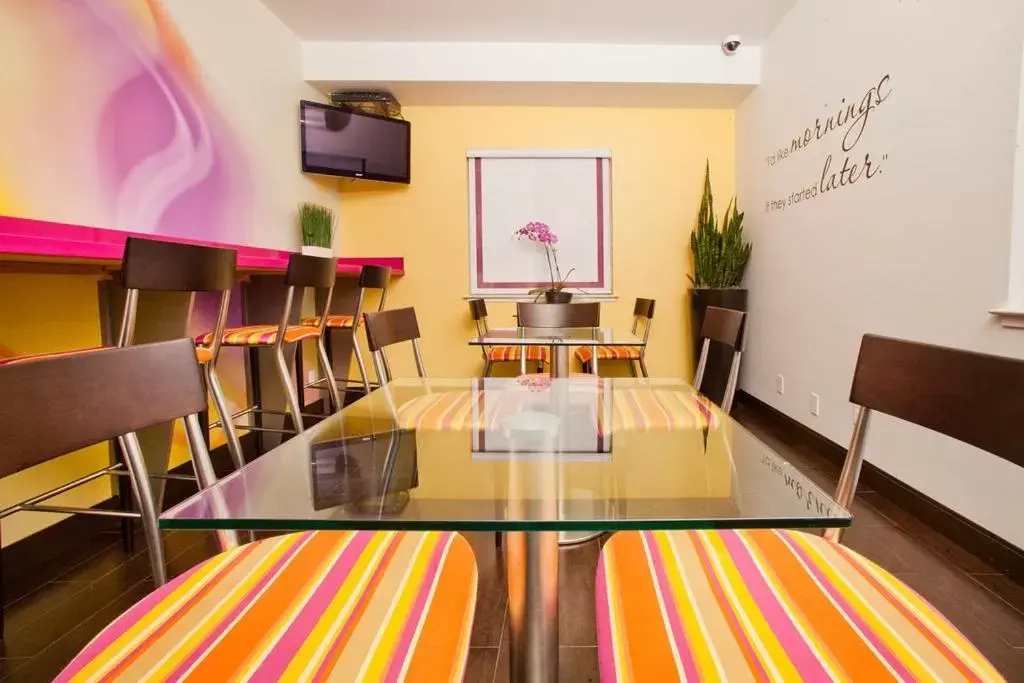 Lounge or bar in Menlo Park Inn Lounge or bar in Menlo Park Inn