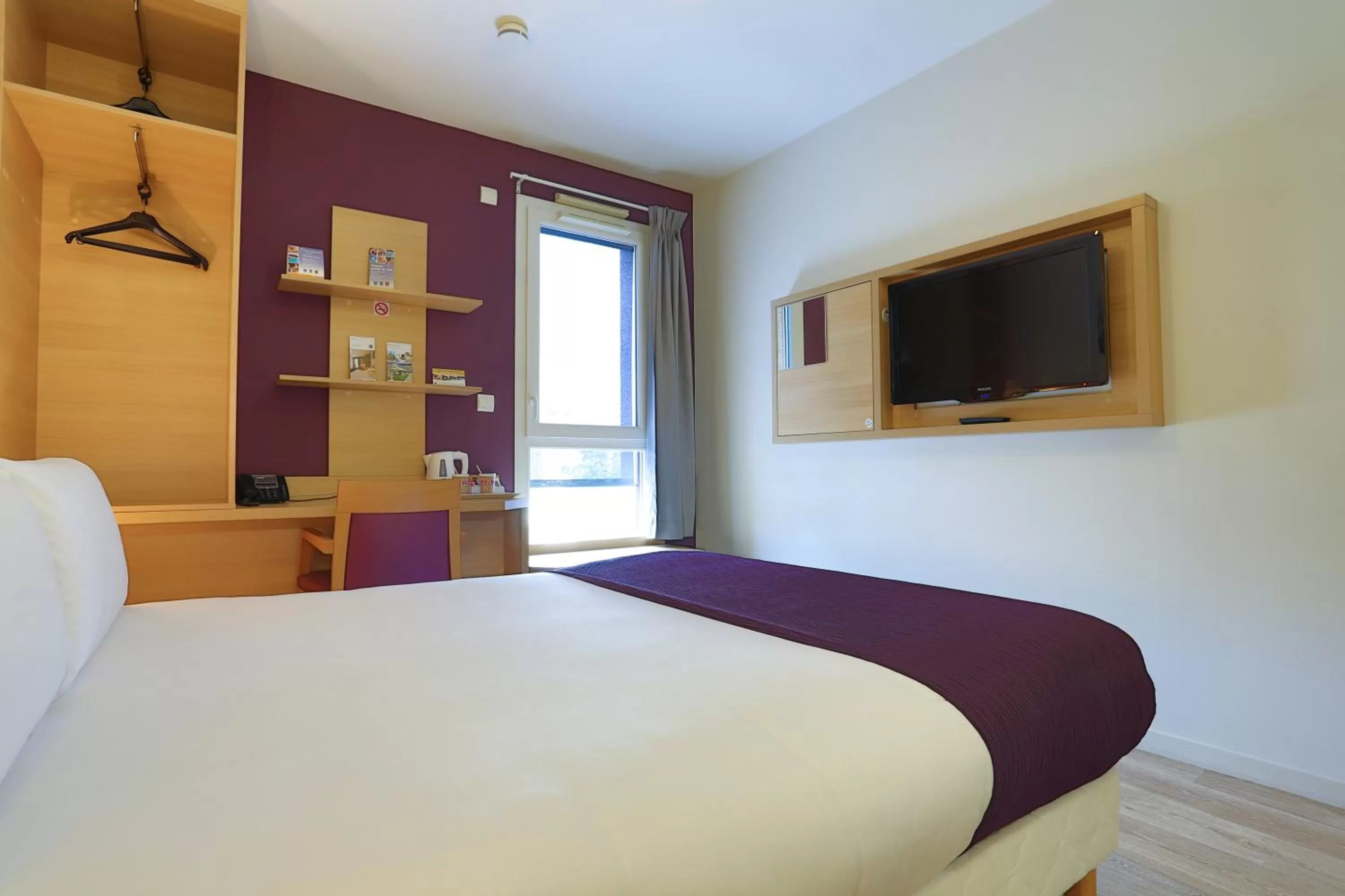 Bedroom, Bed in EastLodge Lyon Est Eurexpo