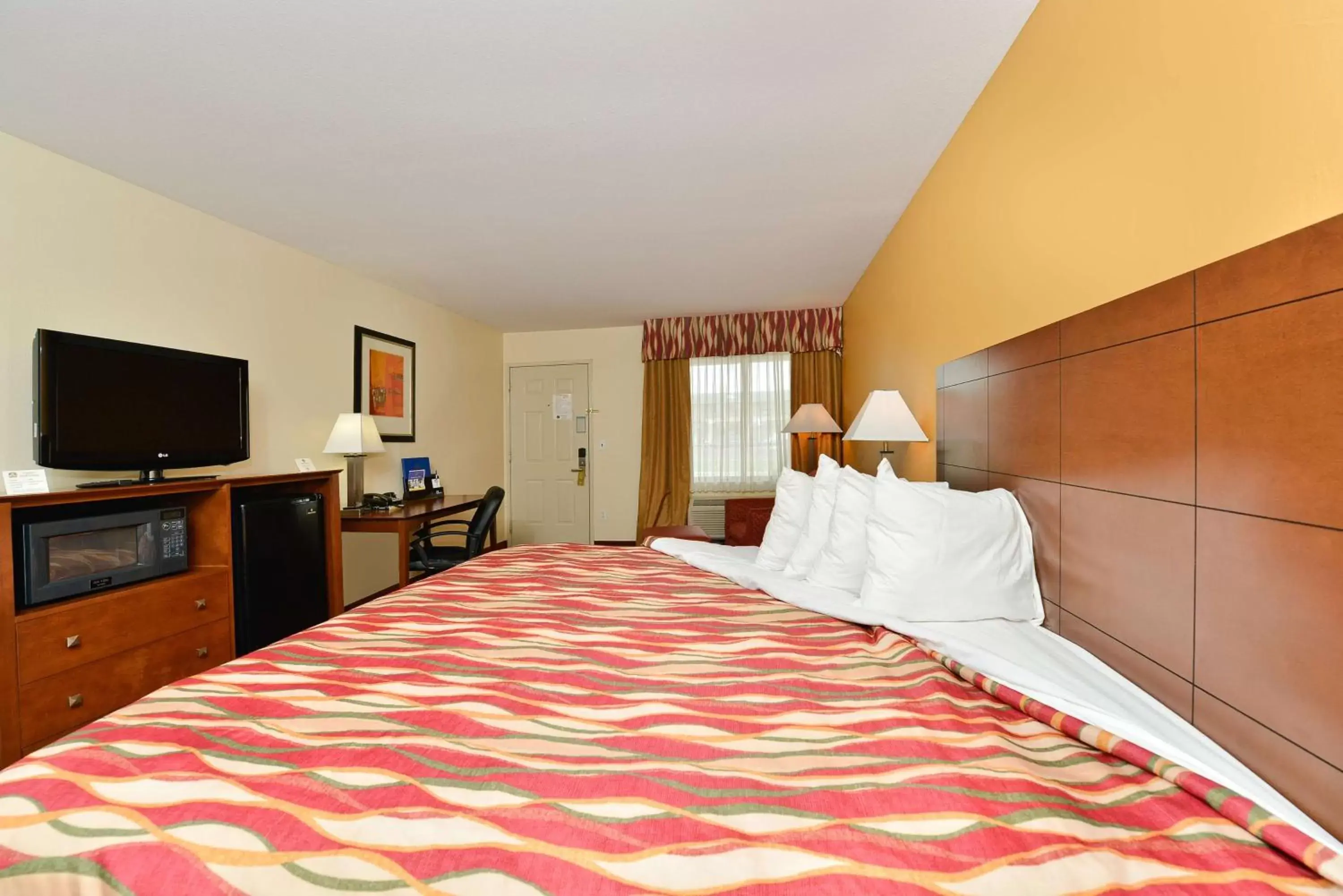 Photo of the whole room, Bed in Best Western Snyder Inn
