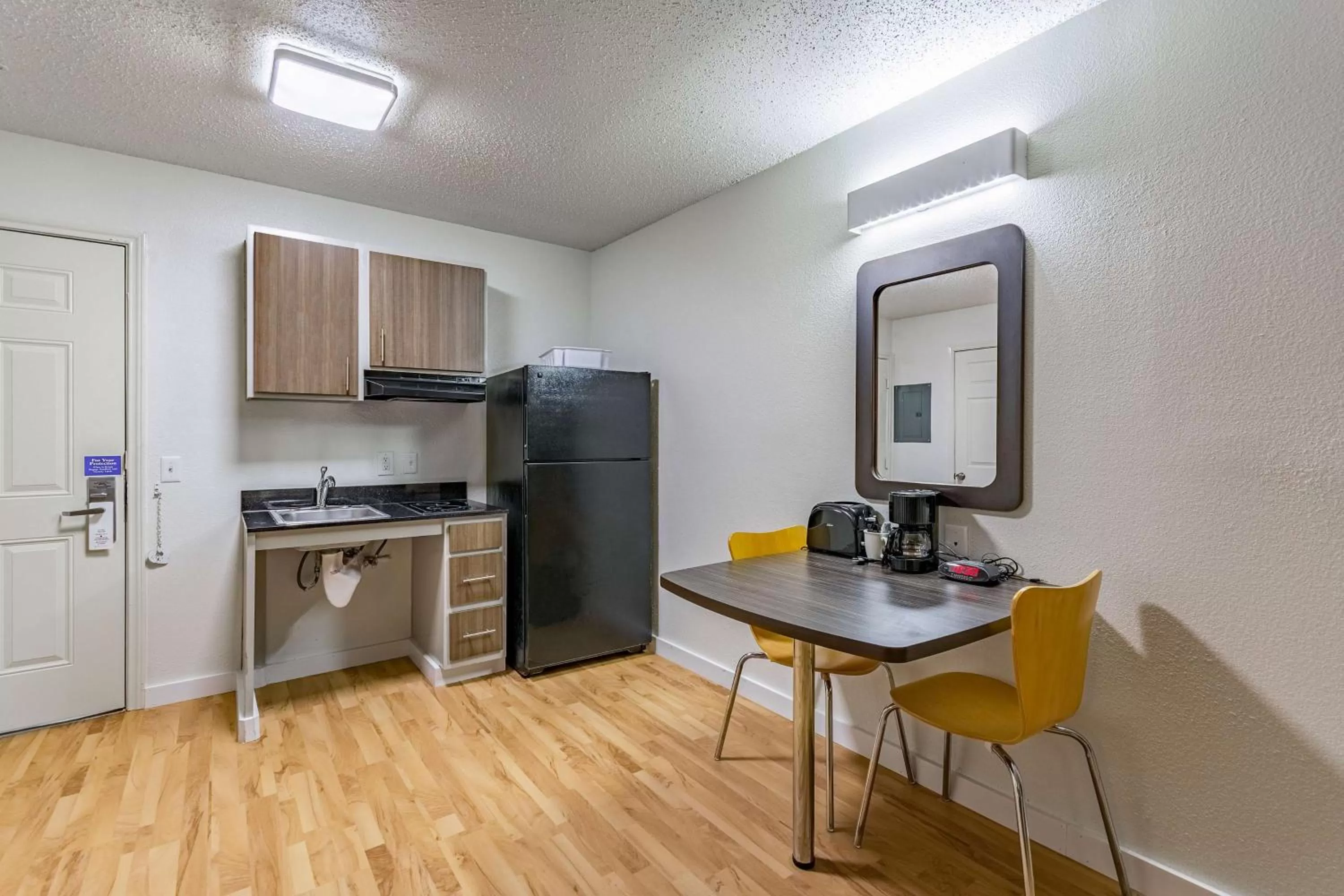 Photo of the whole room in Studio 6-Dallas, TX