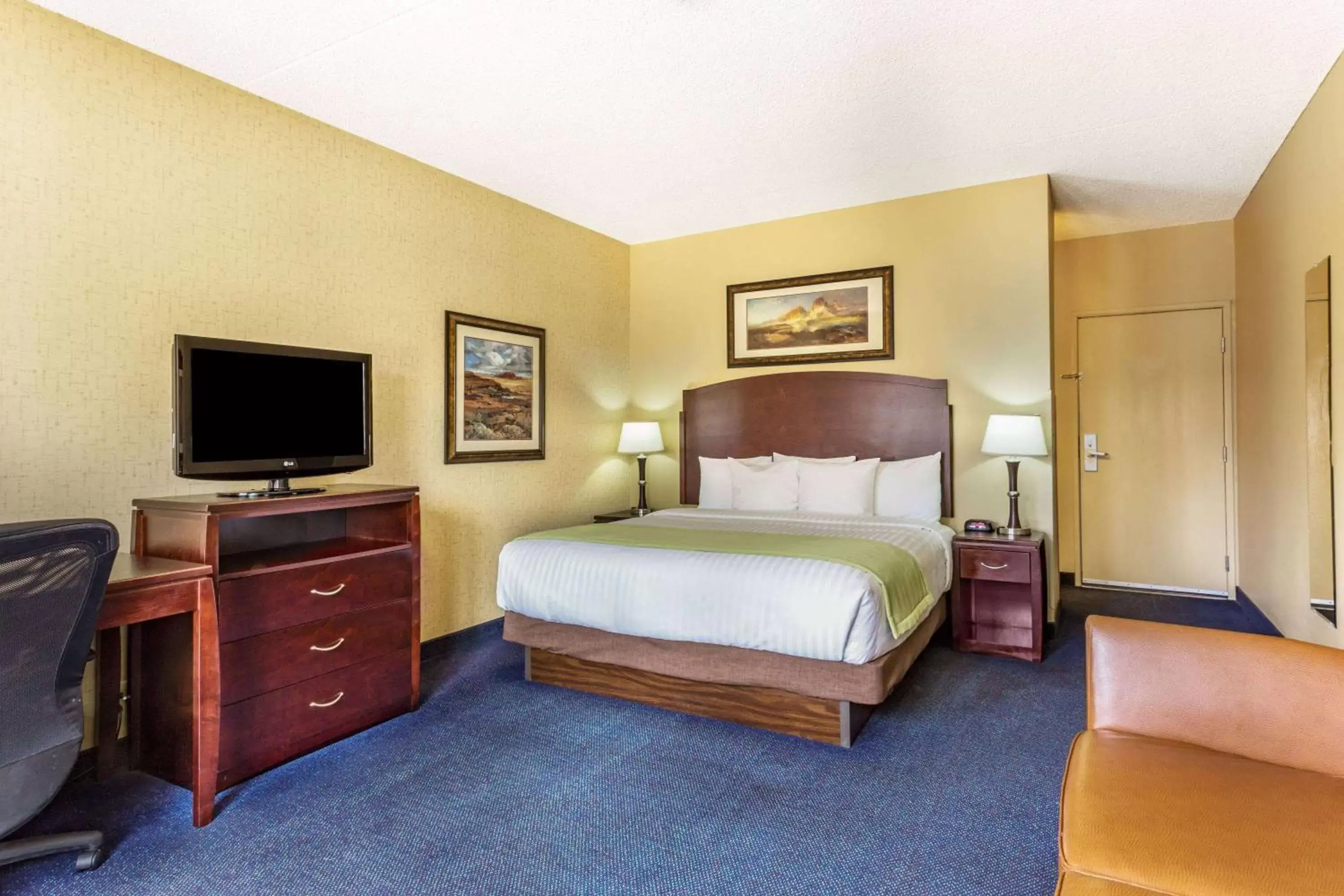 Photo of the whole room, Bed in Days Hotel by Wyndham Mesa Near Phoenix