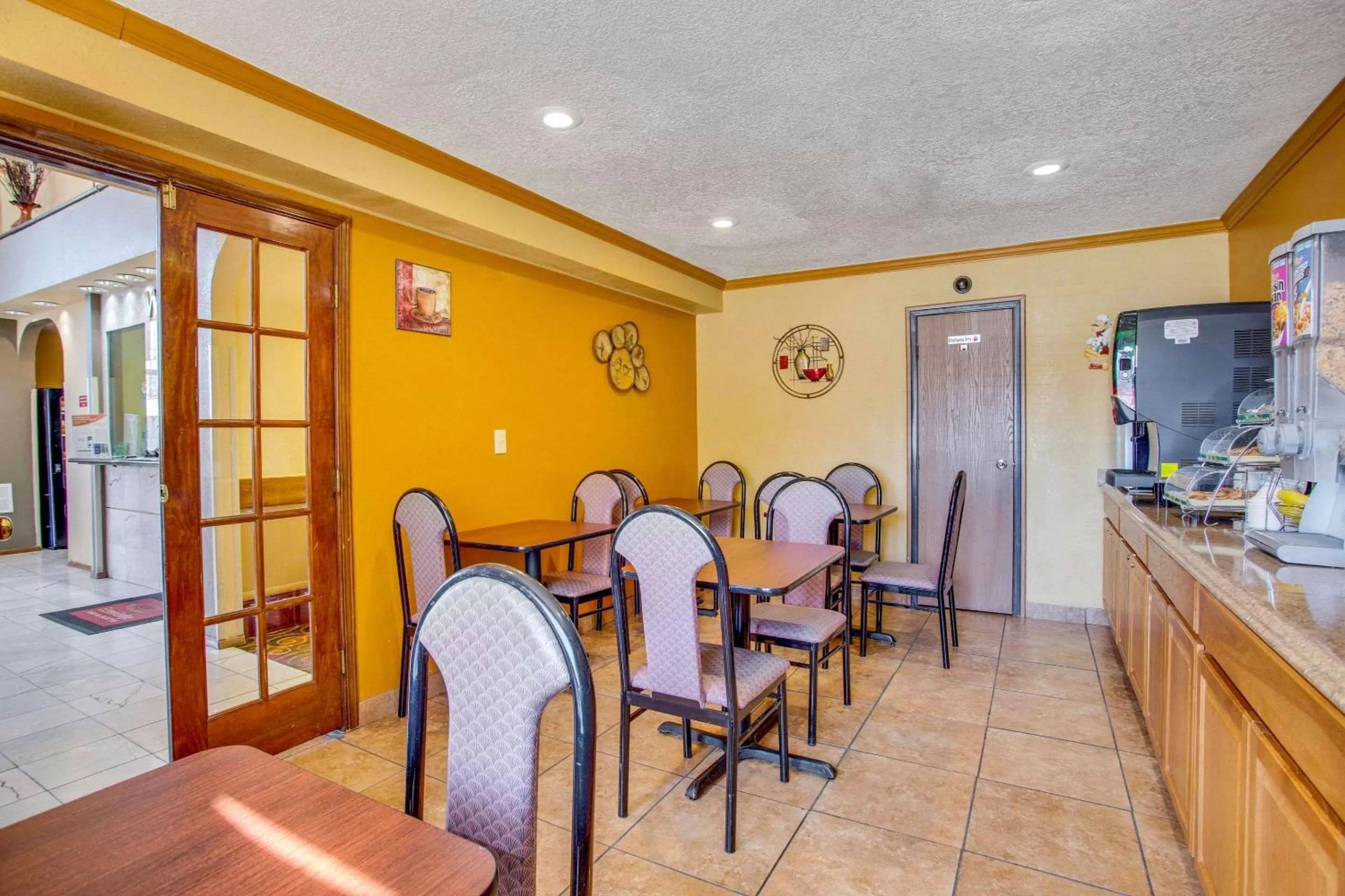 Restaurant/places to eat in Econo Lodge Inn & Suites Albuquerque East I-40 Eubank Exit