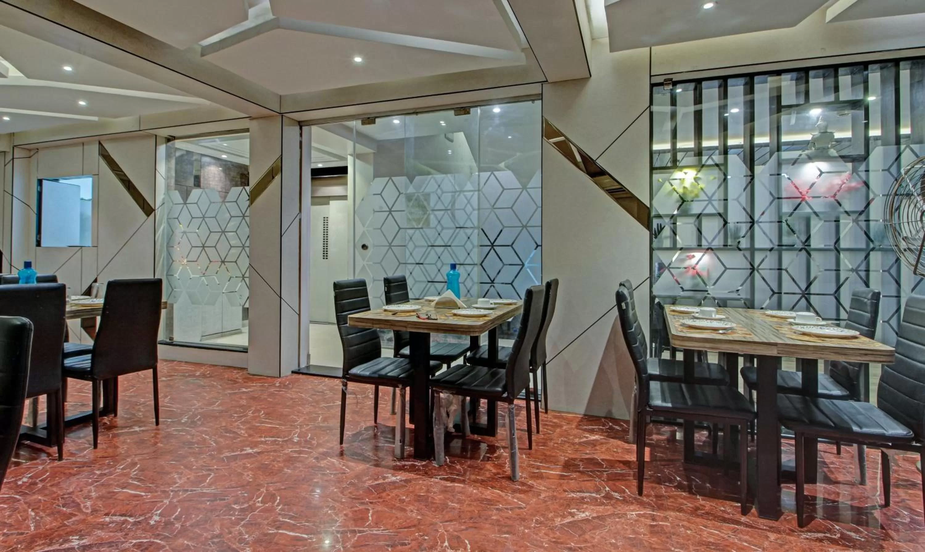 Restaurant/places to eat in Treebo Glassotel Near Ruby Hospital