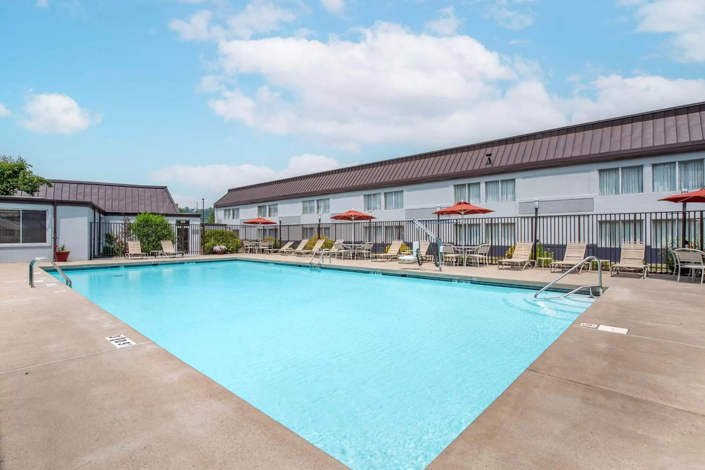 Pool view, Swimming Pool in Best Western Plus Bridgeport Inn