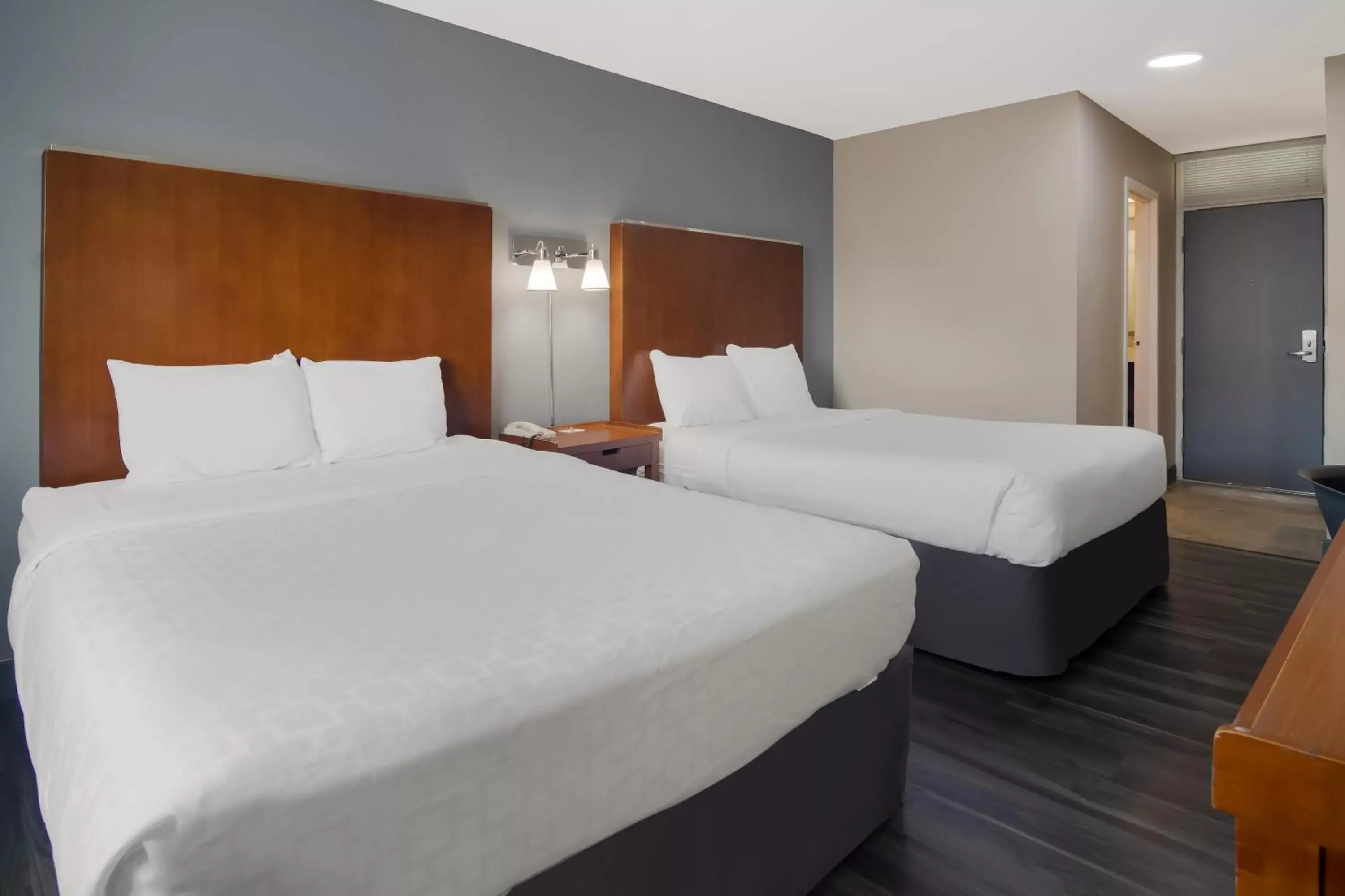 Bed in Canadas Best Value Inn & Suites Kamloops